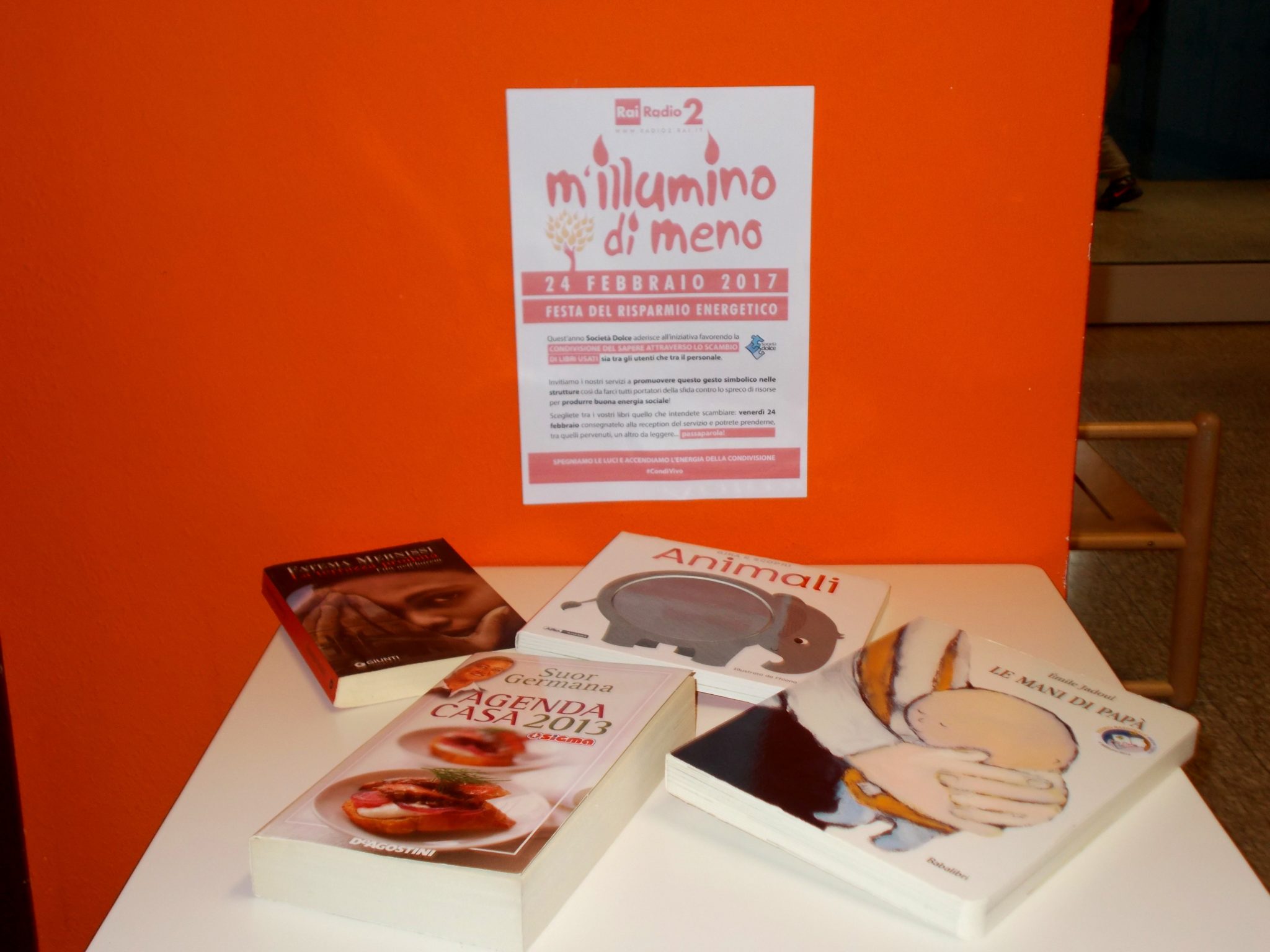 Un'immagine che ritrae arancia, pubblicazione, libro, pubblicità e graphic design.