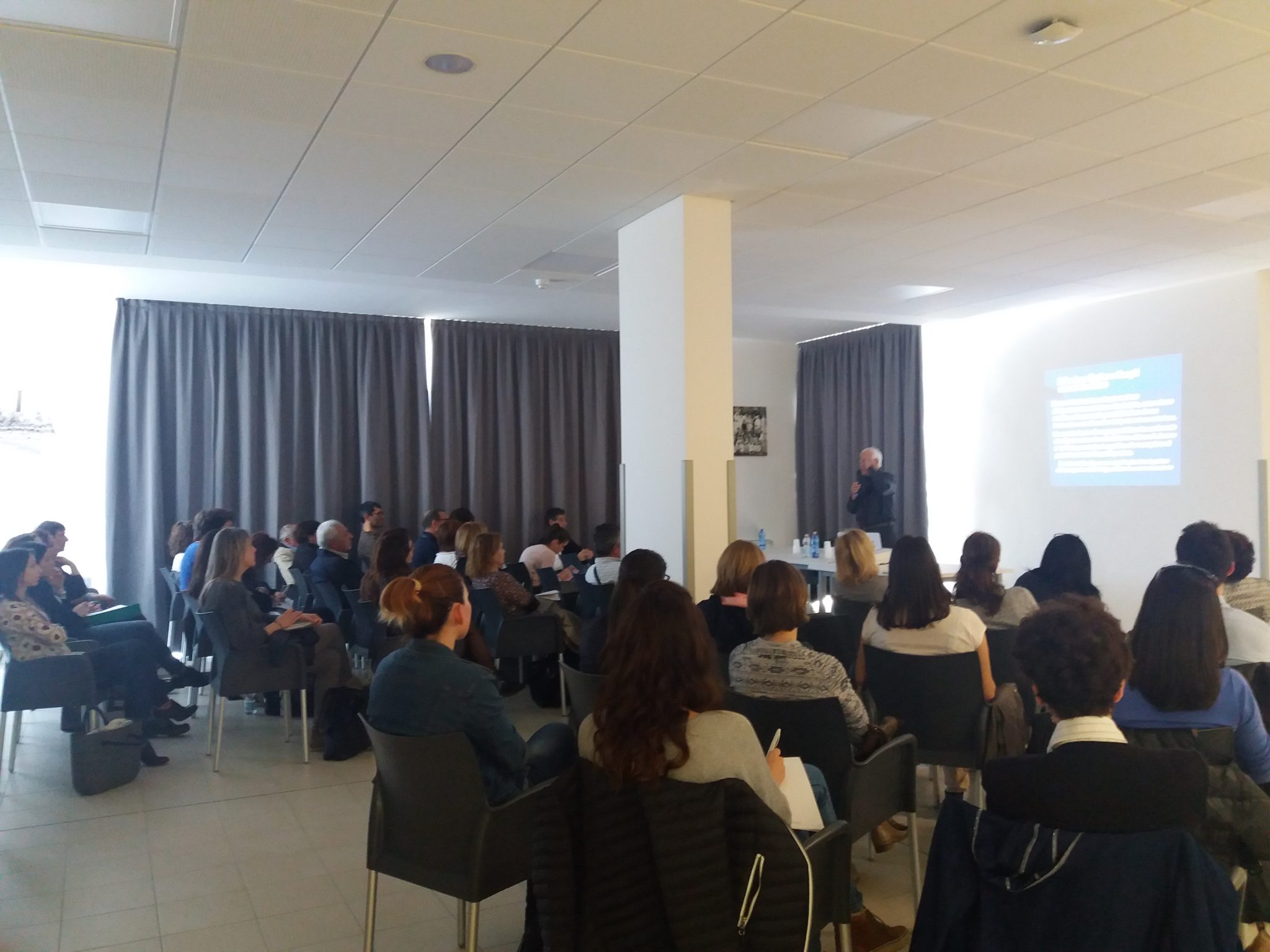 Un'immagine che ritrae mobilia, evento, design d'interni, sedia e sala.