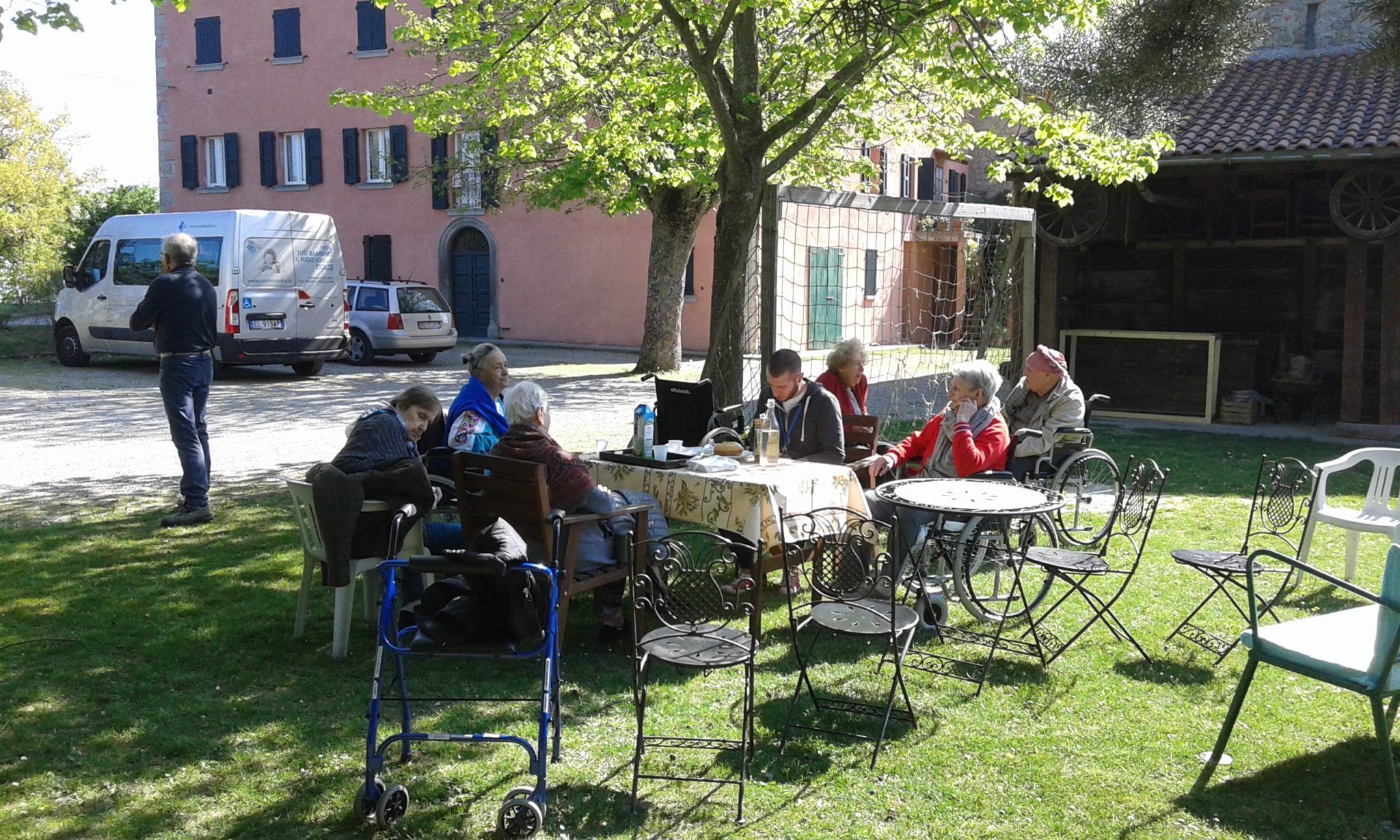 Un'immagine che ritrae mobilia, mobili da esterno, spazio pubblico, sedia e comunità.