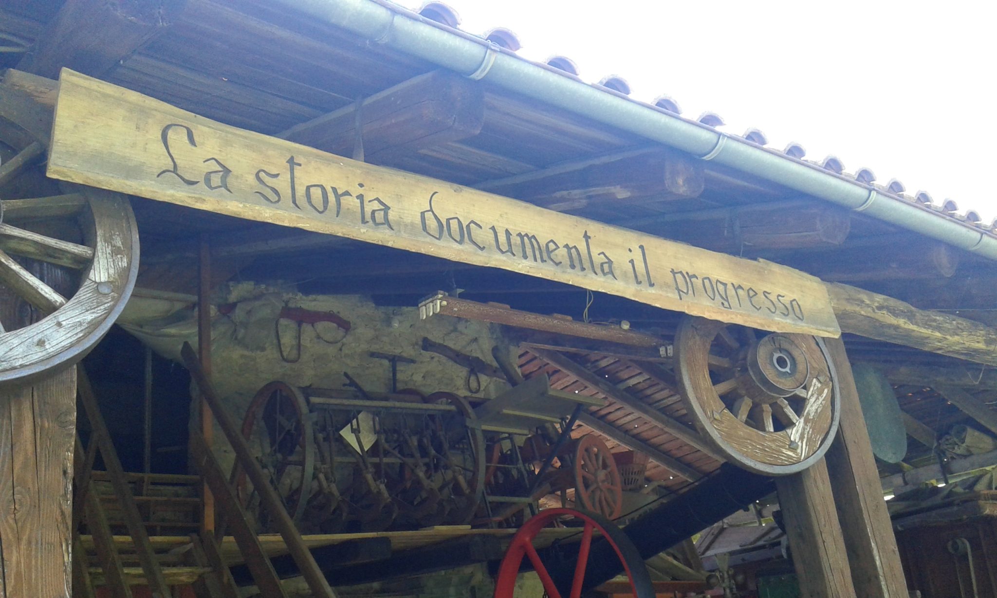 Un'immagine che ritrae mulino e legname.