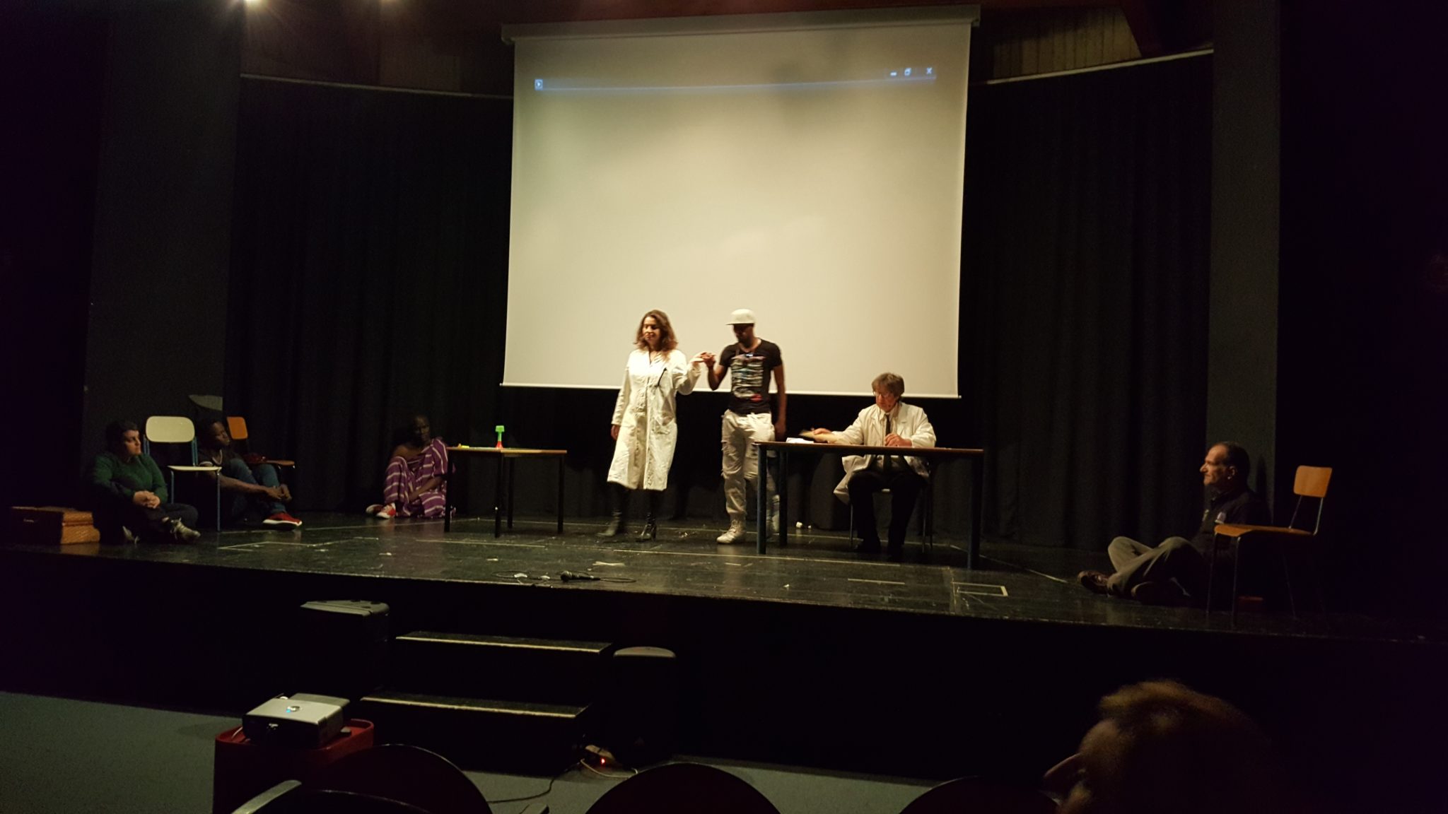 Un'immagine che ritrae palcoscenico, evento, mobilia, tenda e auditorium.