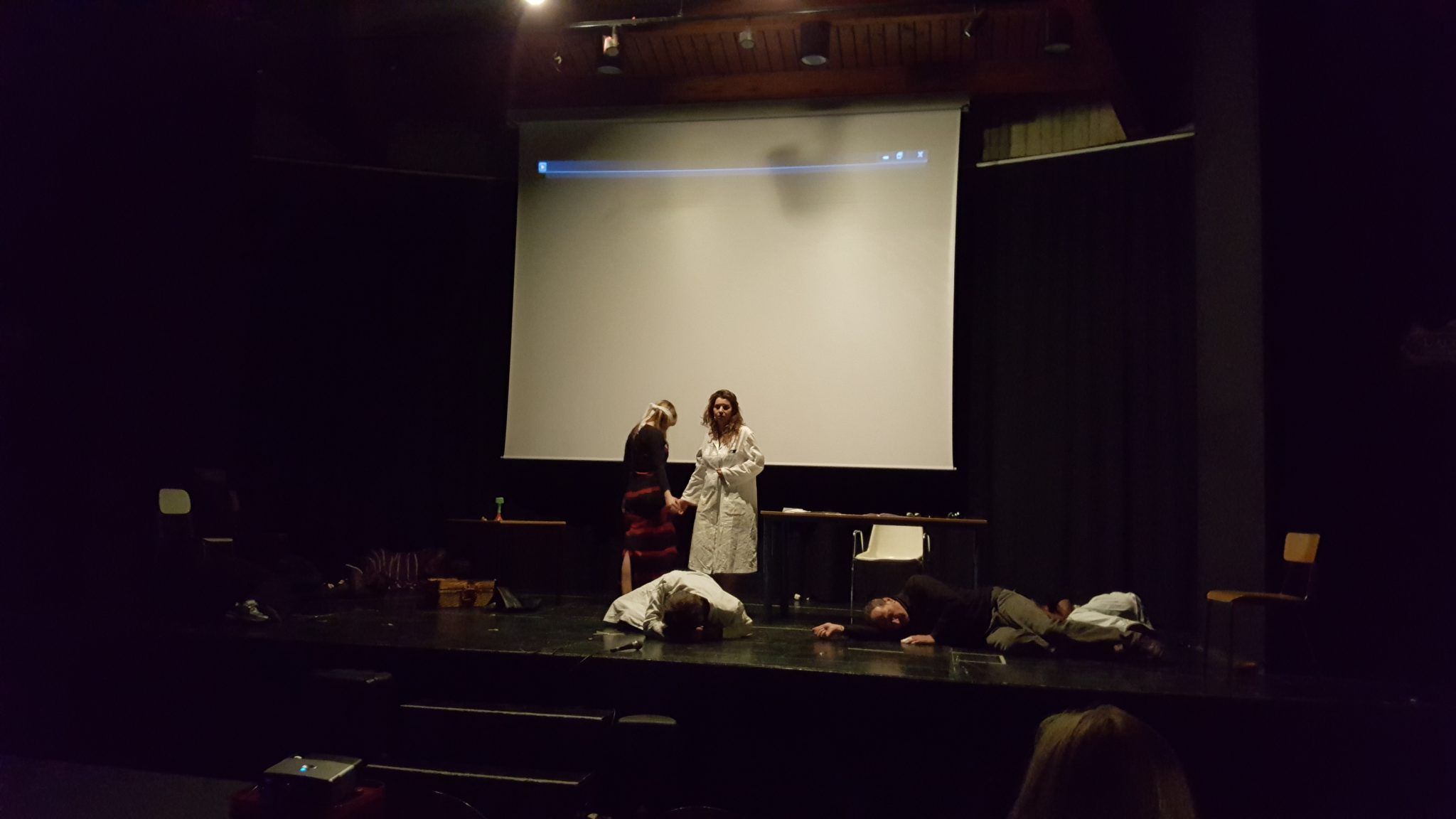 Un'immagine che ritrae evento, palcoscenico, schermo di proiezione, tenda e auditorium.