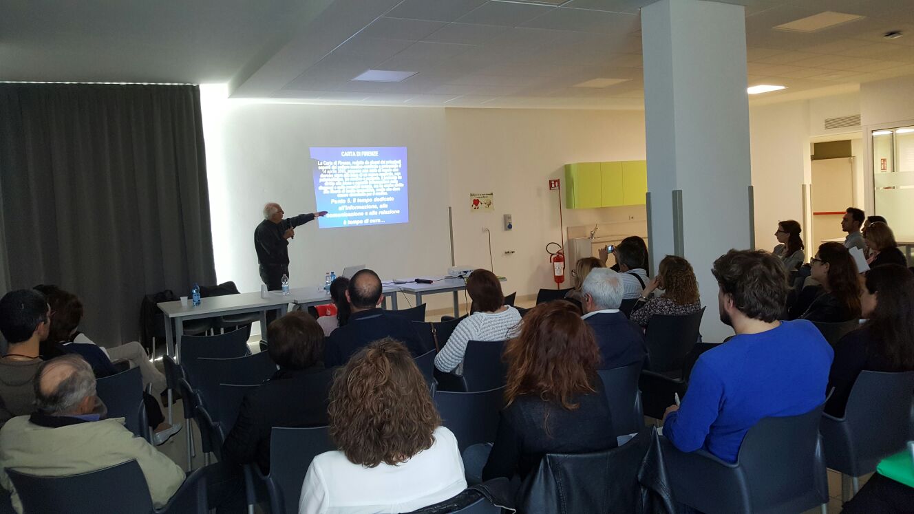Un'immagine che ritrae capispalla, presentazione, evento, mobilia e interazione.