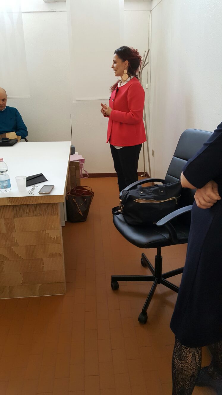 Un'immagine che ritrae mobilia, sedia, tavolo, scrivania e seduta.