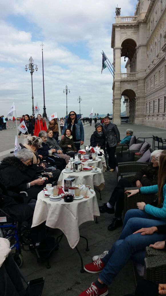 Un'immagine che ritrae corpo umano, mobilia, jeans, sedia e tavolo.