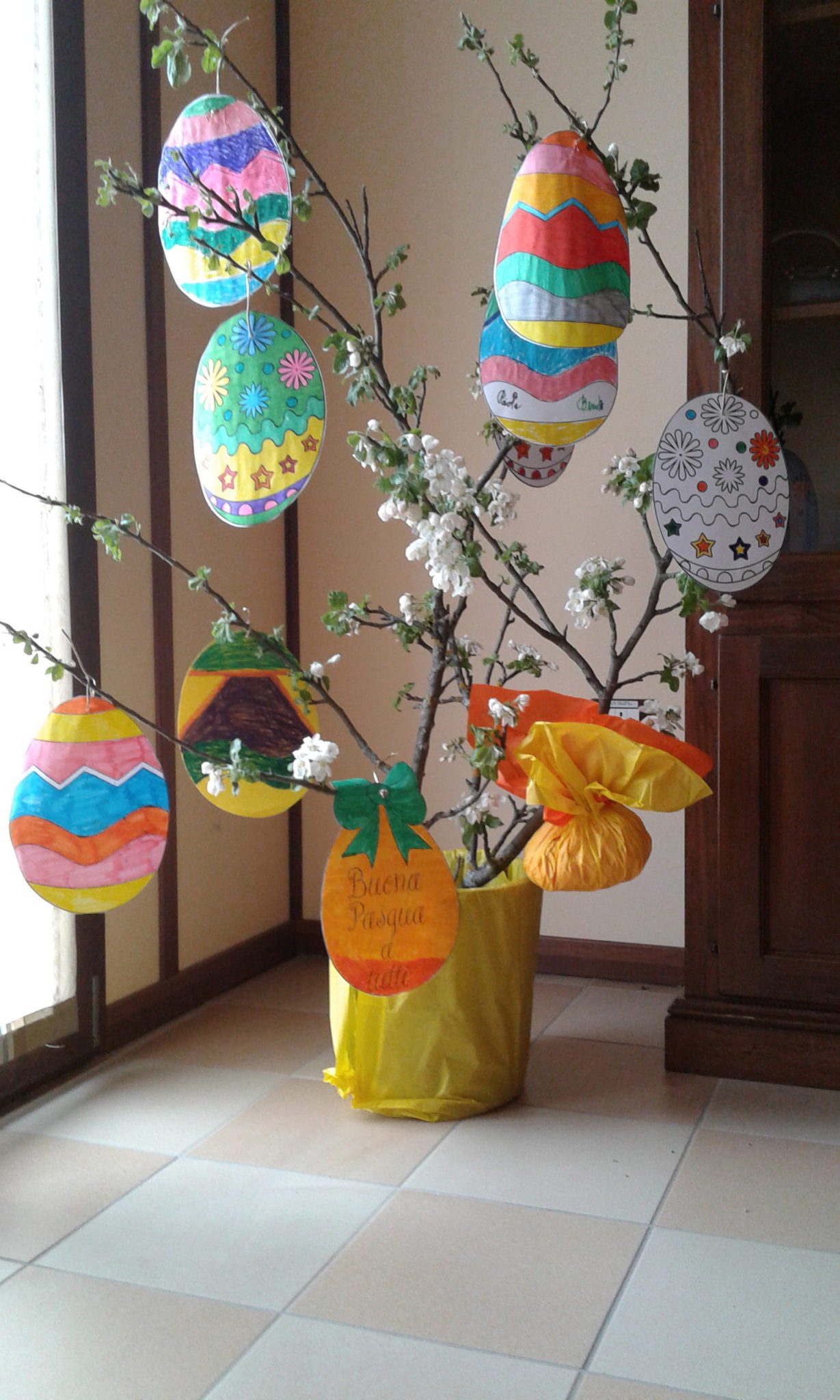 Un'immagine che ritrae evento, mestiere, pasqua, uovo di pasqua e carta.