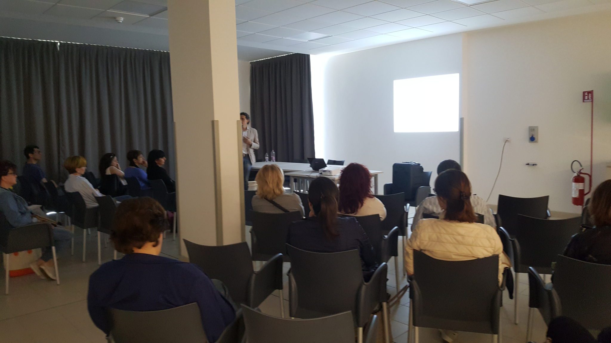 Un'immagine che ritrae mobilia, design d'interni, evento, sedia e interazione.