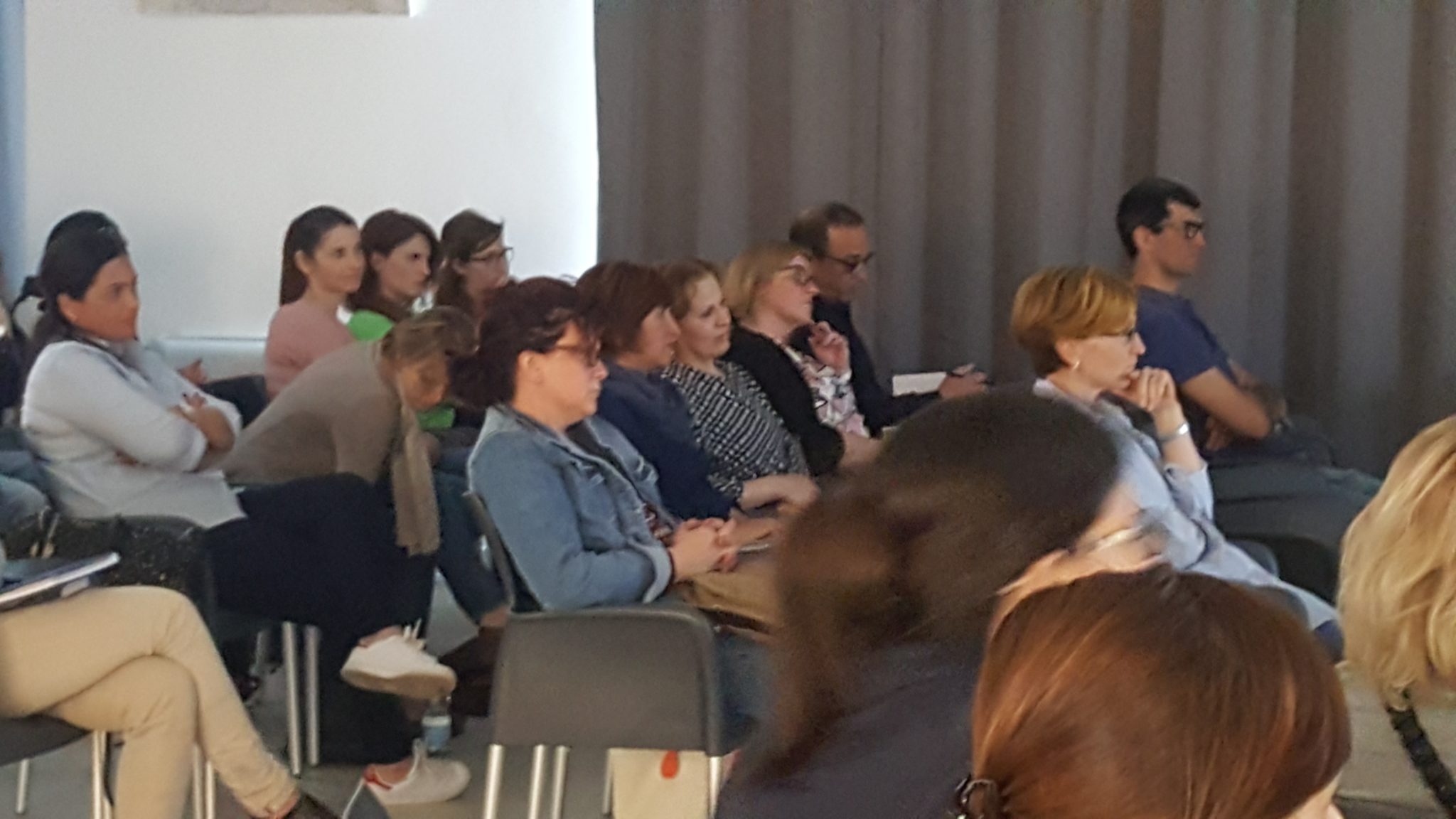 Un'immagine che ritrae capelli, camicia, evento, sedia e interazione.