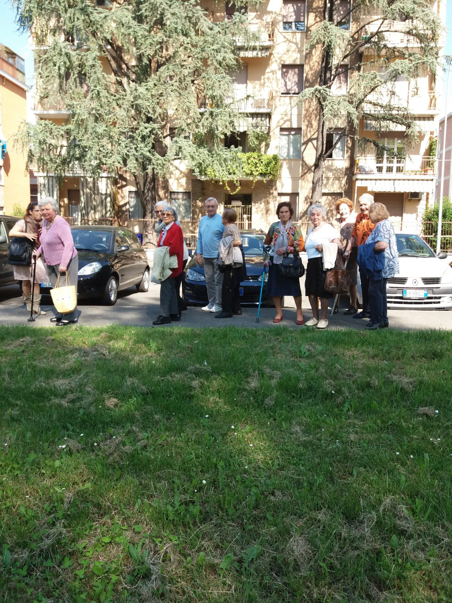 Un'immagine che ritrae spazio pubblico, pedonale, auto familiare, parcheggio e auto da città.