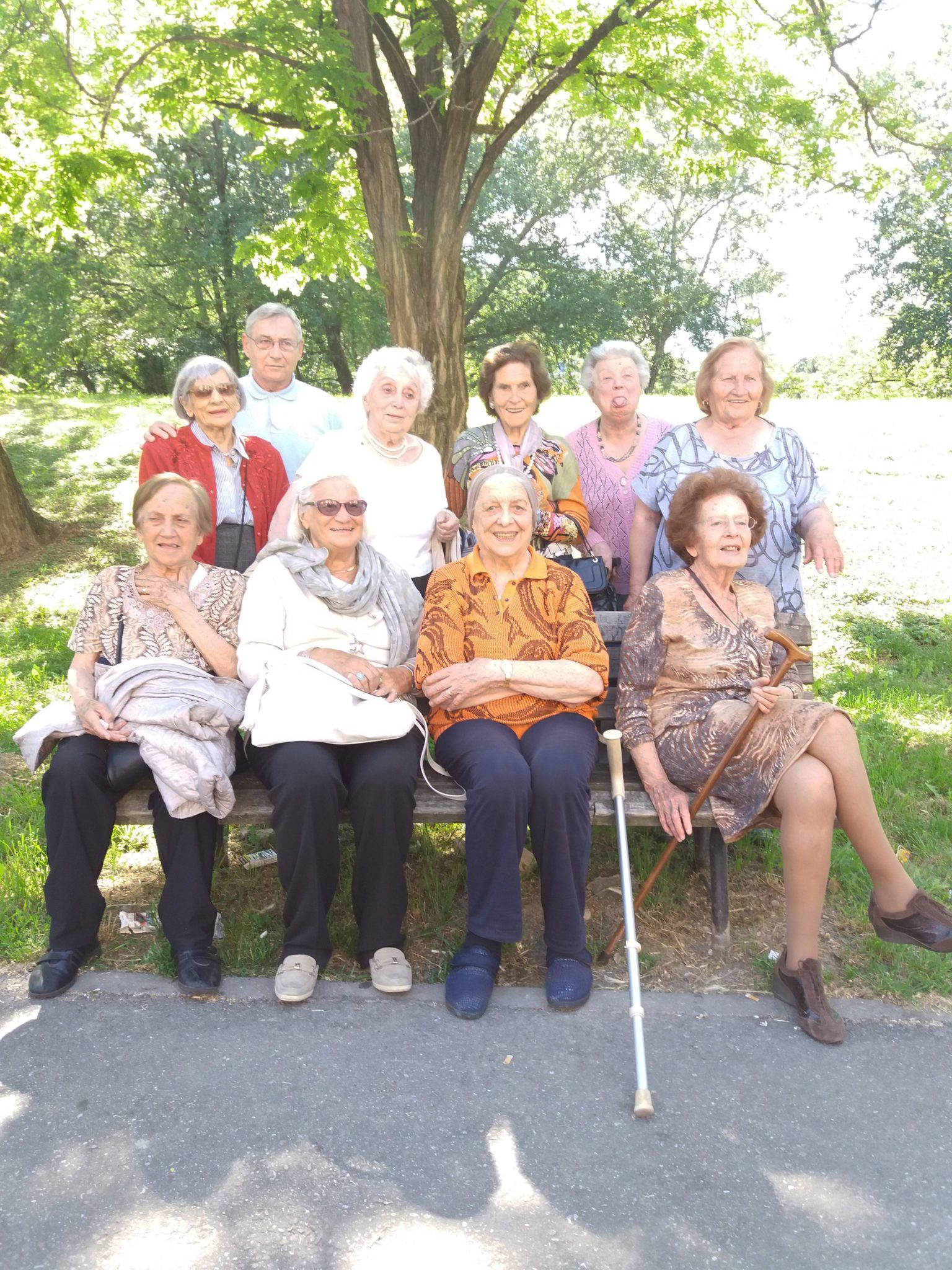 Un'immagine che ritrae persone, sorriso, felicità, gruppo sociale e comunità.