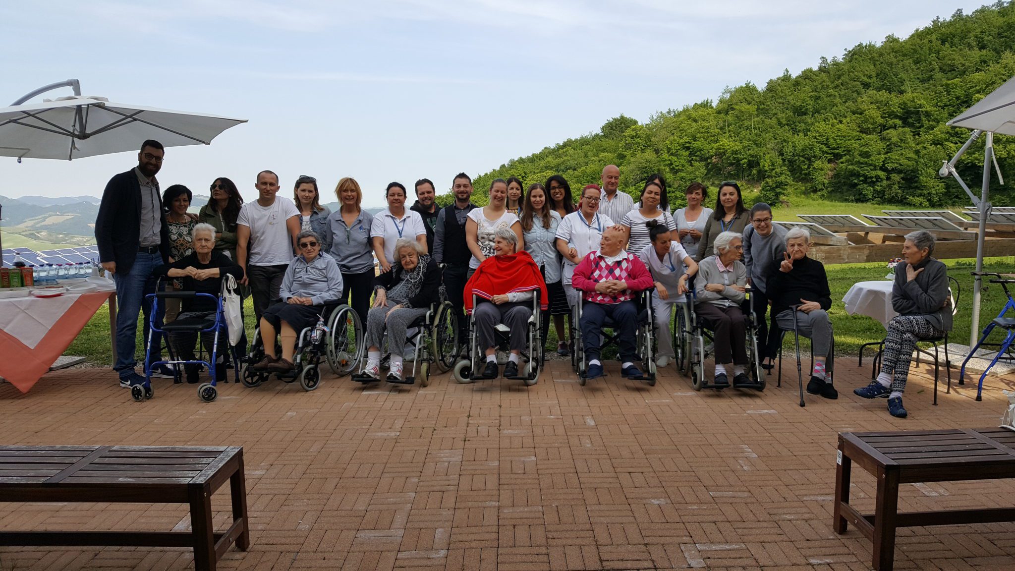 Un'immagine che ritrae sedia a rotelle, gruppo sociale, sorriso, tempo libero e divertimento.