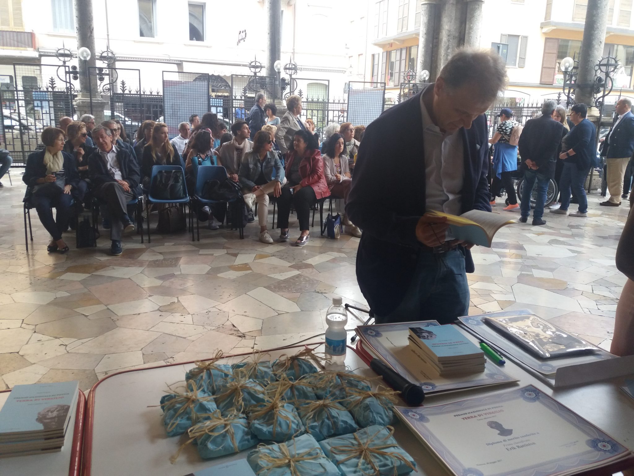 Un'immagine che ritrae capispalla, giacca, cappotto, sedia e pubblicazione.