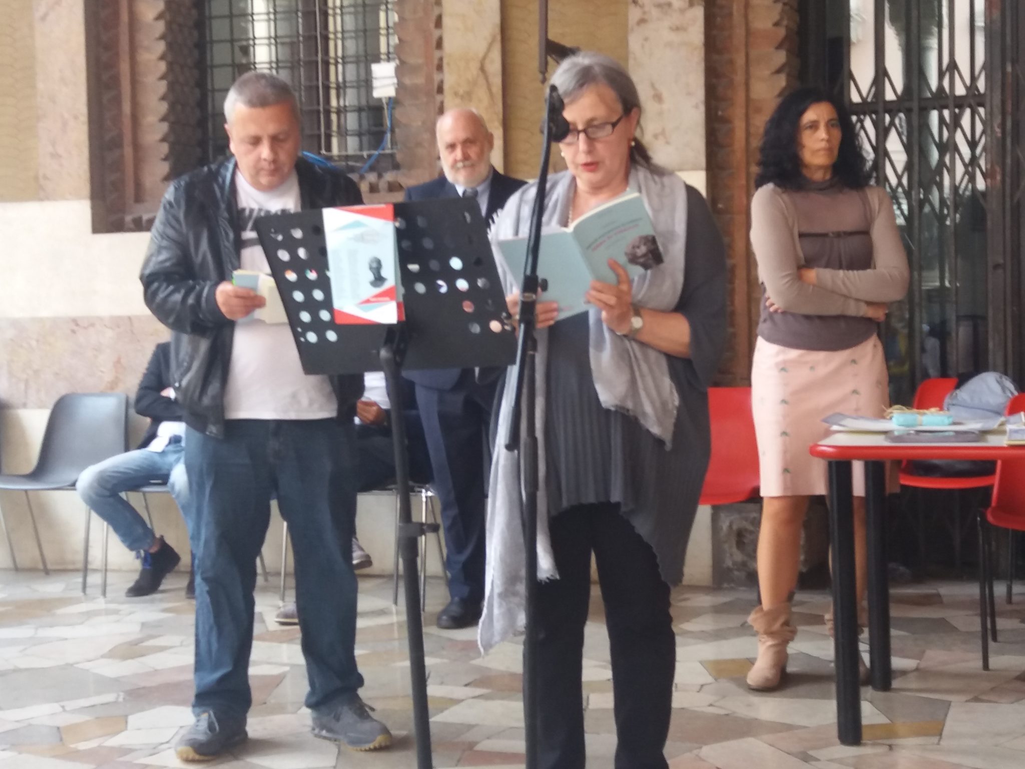 Un'immagine che ritrae capelli, pantaloni, capispalla, jeans e borsa.