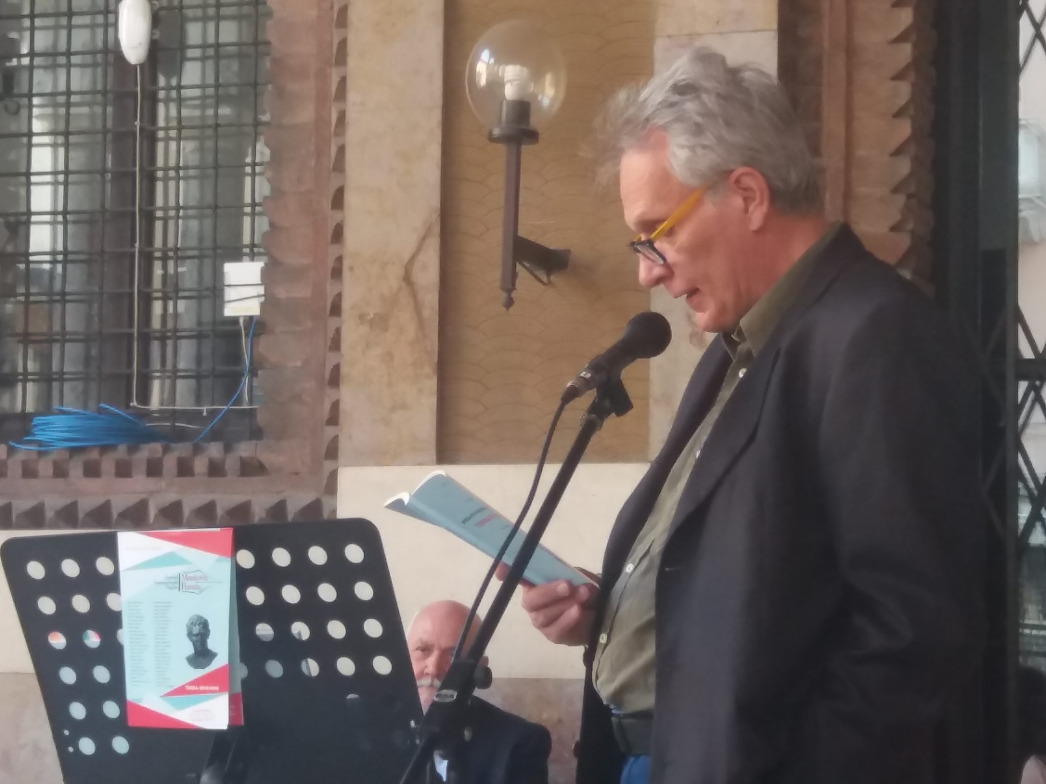 Un'immagine che ritrae apparecchiature audio, dispositivo elettronico, microfono, supporto per microfono e sistema di diffusione sonora.