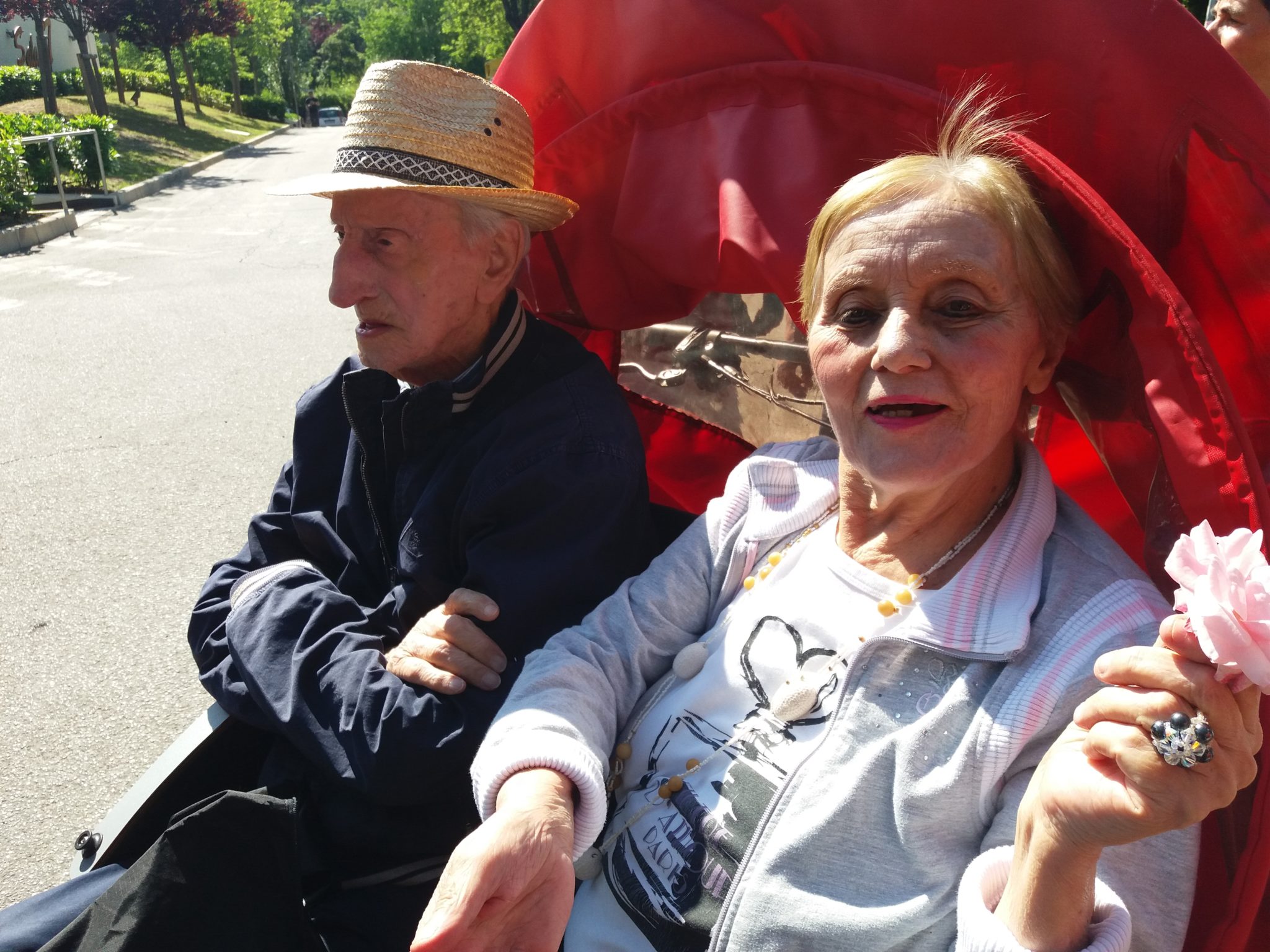 Un'immagine che ritrae viso, cappello, copricapo, cappello da sole e sorriso.