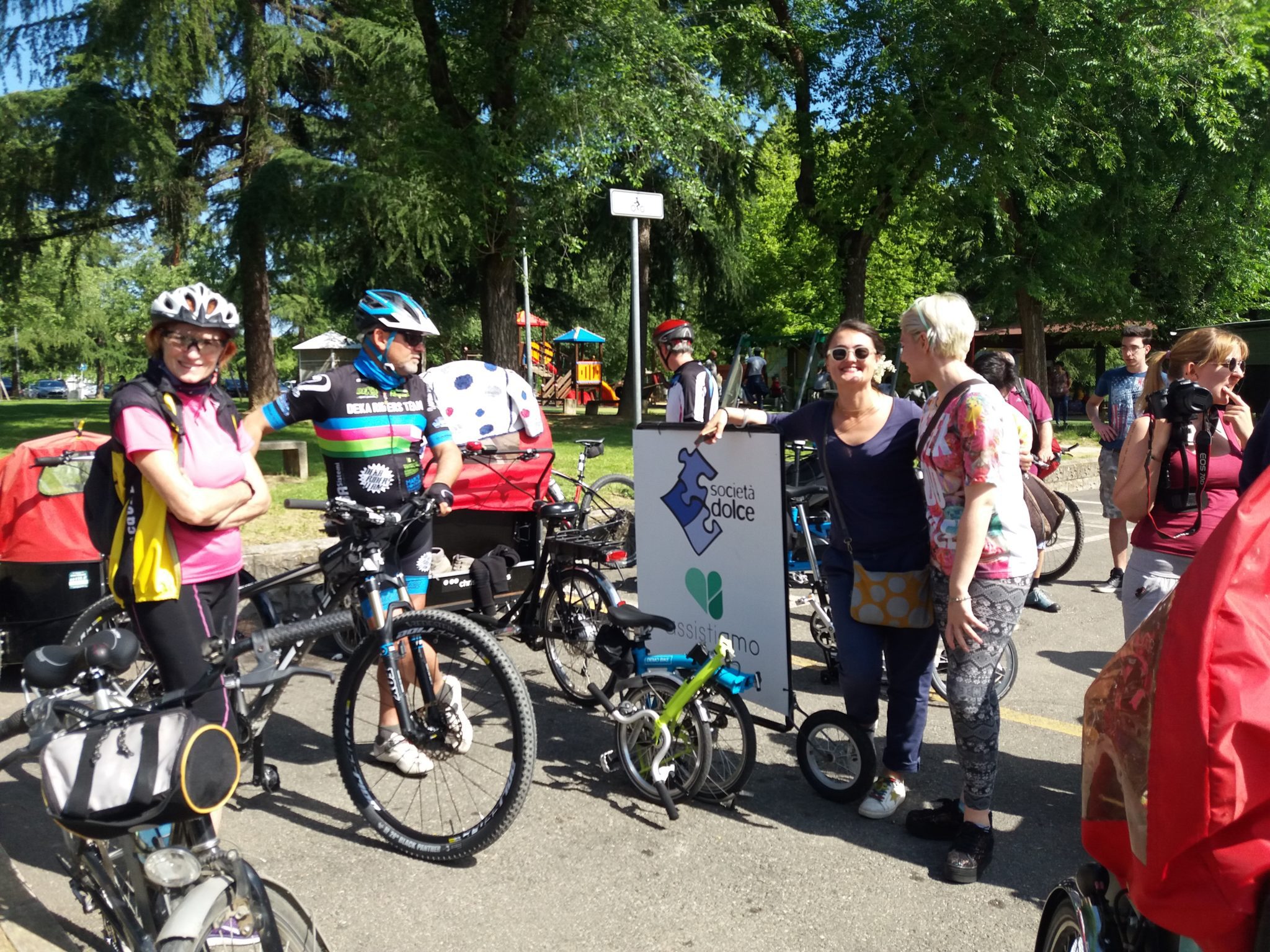 Un'immagine che ritrae ruota di bicicletta, bicicletta, ruota, pneumatico e pneumatico per bicicletta.