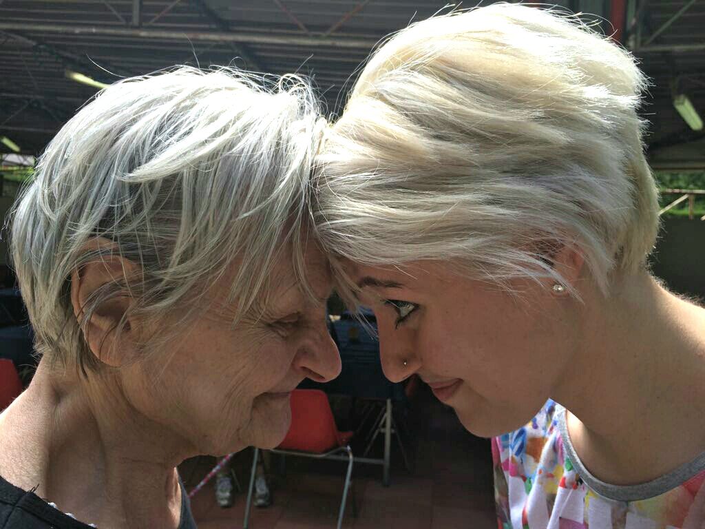 Un'immagine che ritrae acconciatura, biondo, felicità, grinza e ciglio.