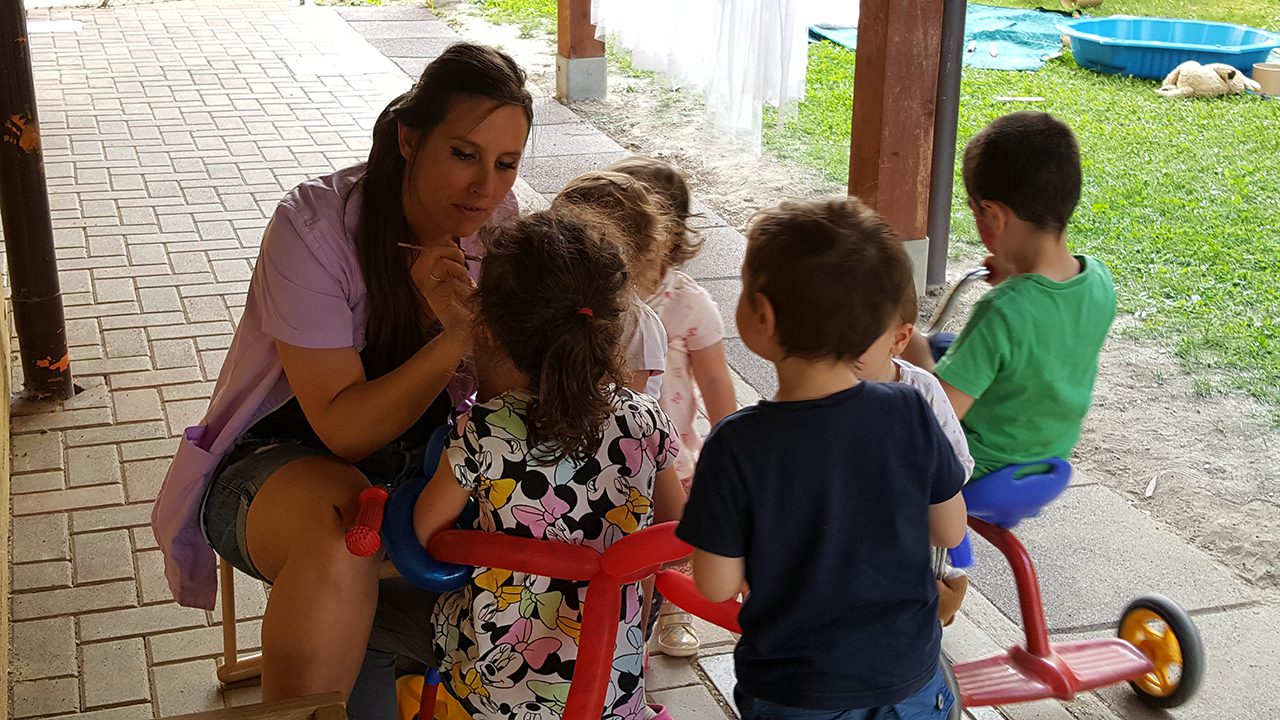 Un'immagine che ritrae vestiario, bambino, braccio, mano e gamba.
