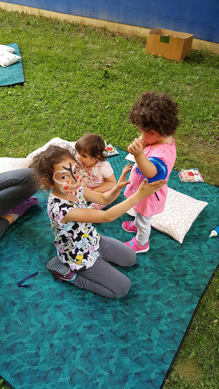Un'immagine che ritrae ricreazione, tempo libero, bambino, divertimento e stuoia.