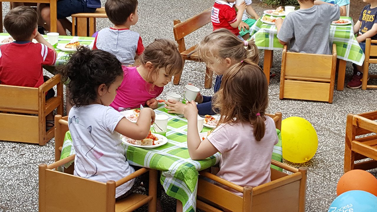 Un'immagine che ritrae mobilia, bambino, tavolo, asilo e ricreazione.