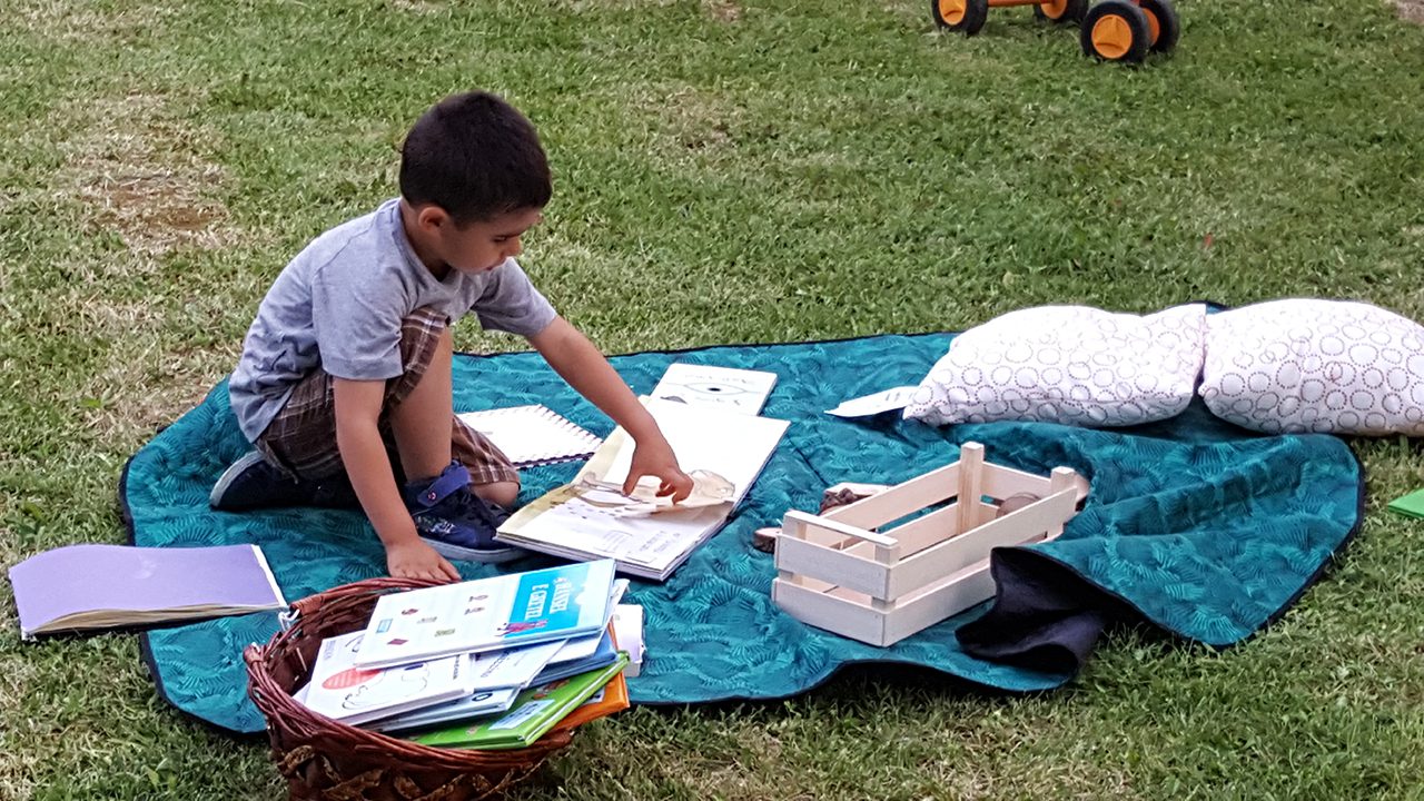 Un'immagine che ritrae ricreazione, tempo libero, picnic, bambino e prato.