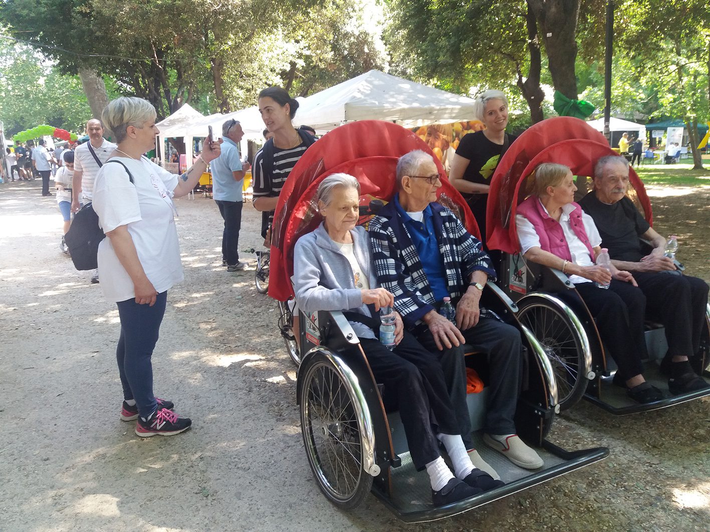 Un'immagine che ritrae sedia a rotelle, ruota, seduta, comunità e tempo libero.