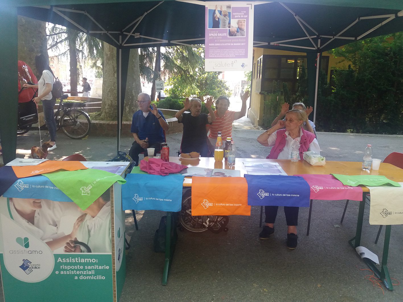 Un'immagine che ritrae mobilia, tavolo, sedia, condivisione e tempo libero.