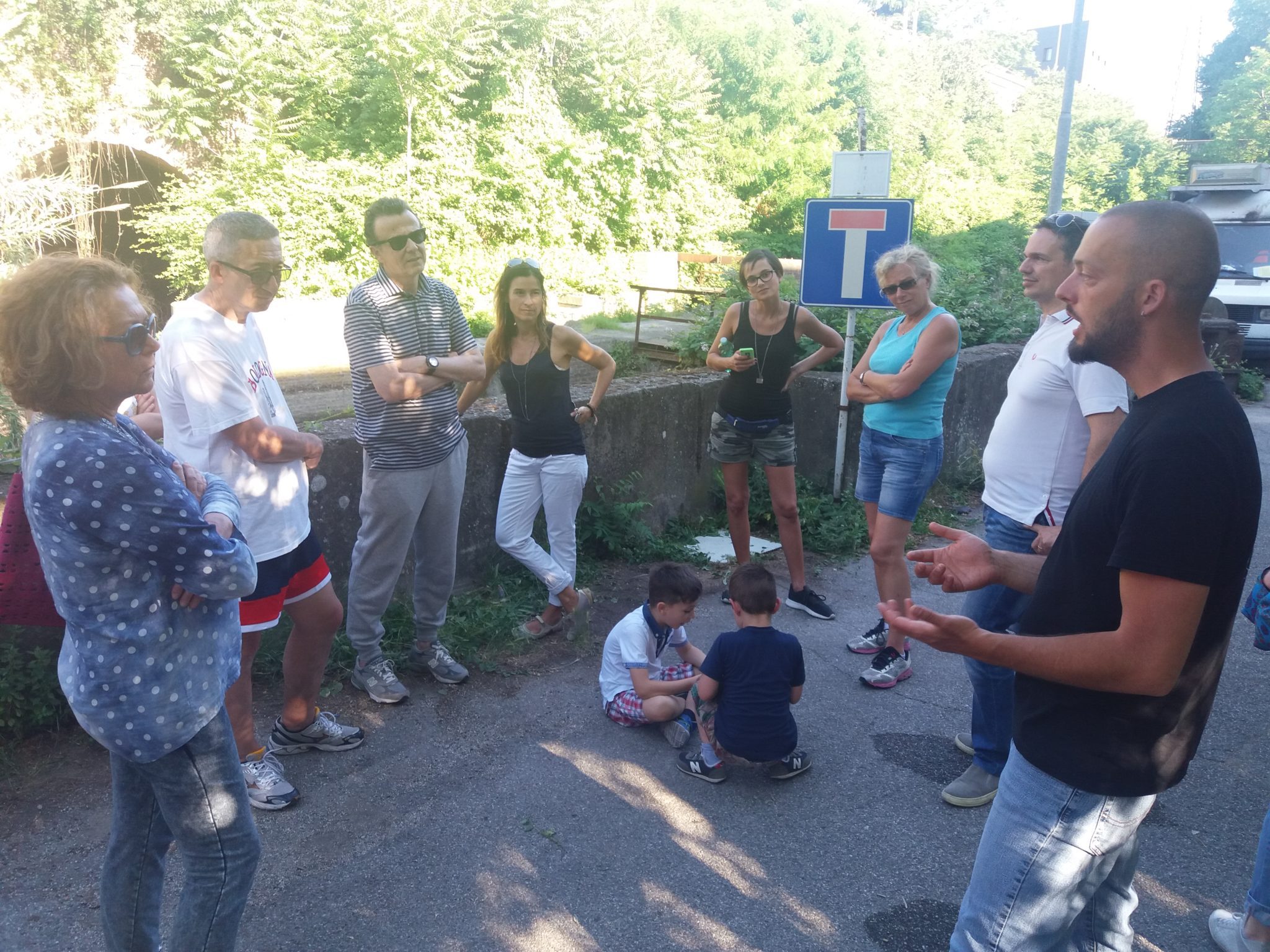 Un'immagine che ritrae calzature, scarpa, gamba, jeans e gruppo sociale.