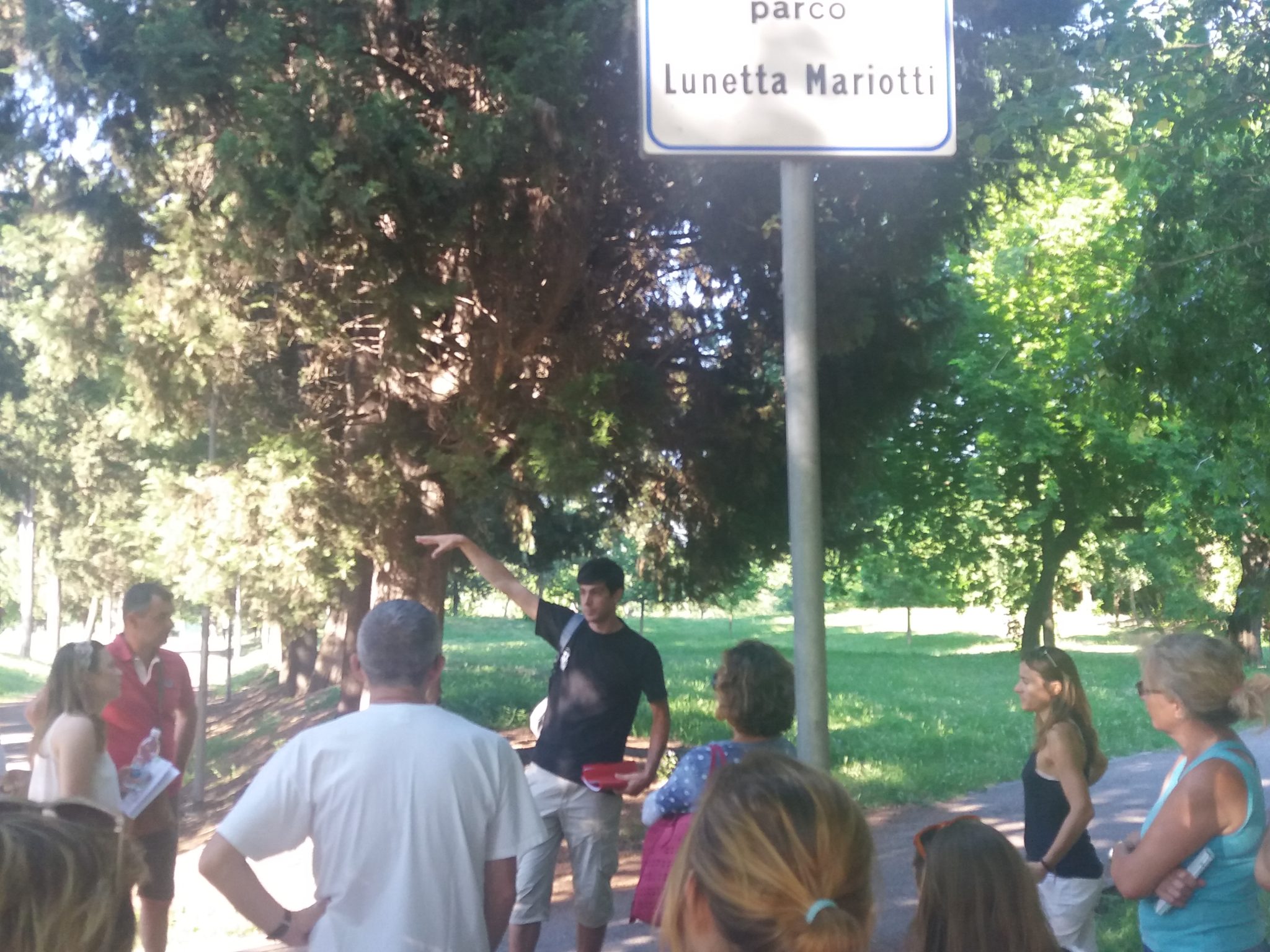 Un'immagine che ritrae albero, ricreazione, comunità, spazio pubblico e tempo libero.