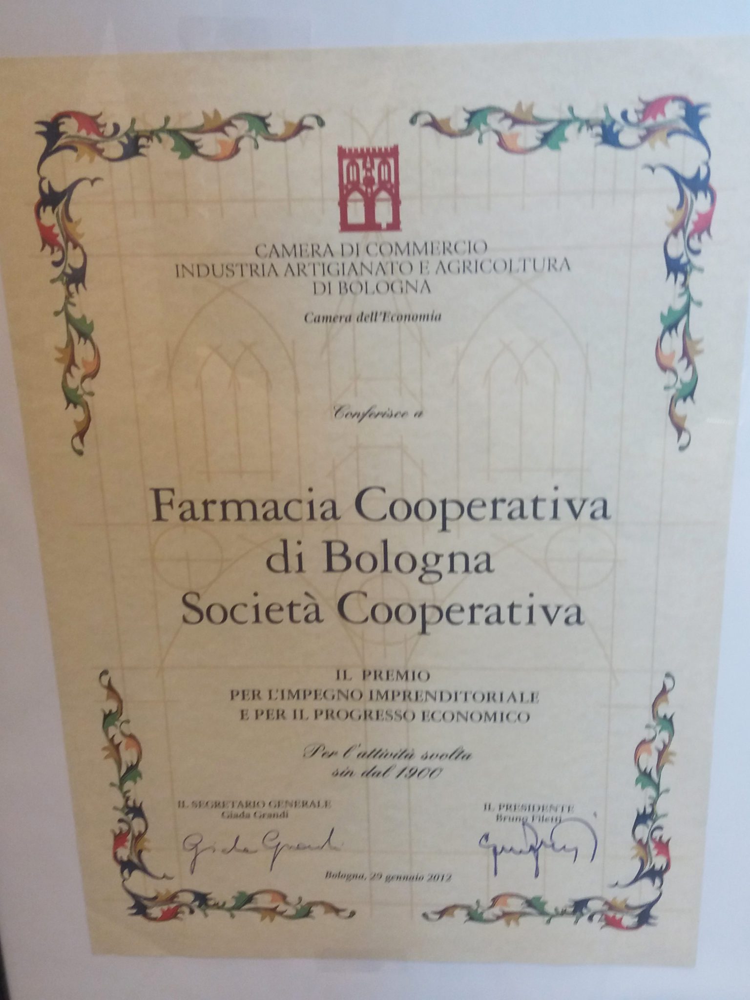 Un'immagine che ritrae carta, prodotto di carta, pubblicazione e documento.