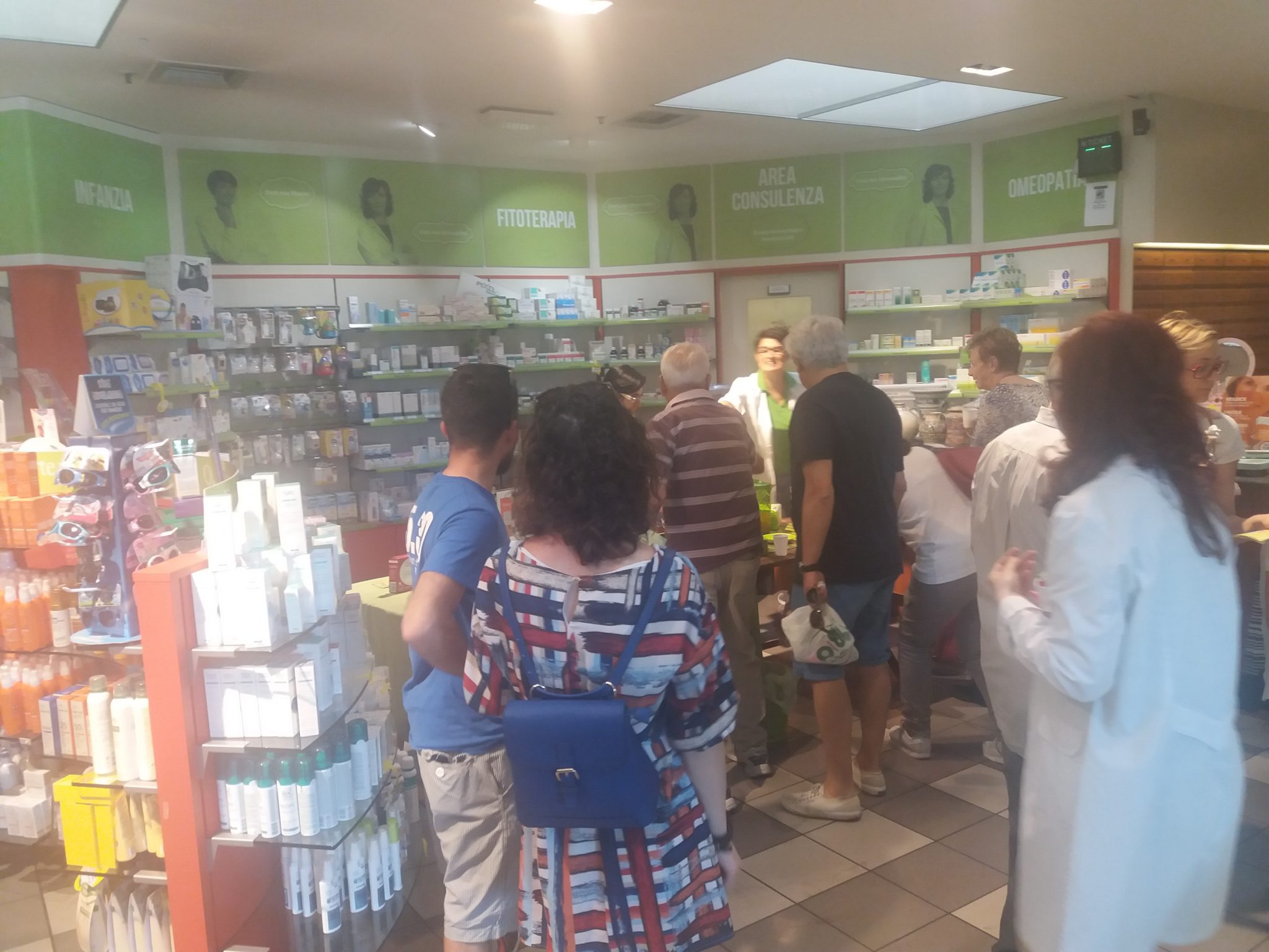 Un'immagine che ritrae mensola, vedere al dettaglio, scaffalature, cliente e minimarket.