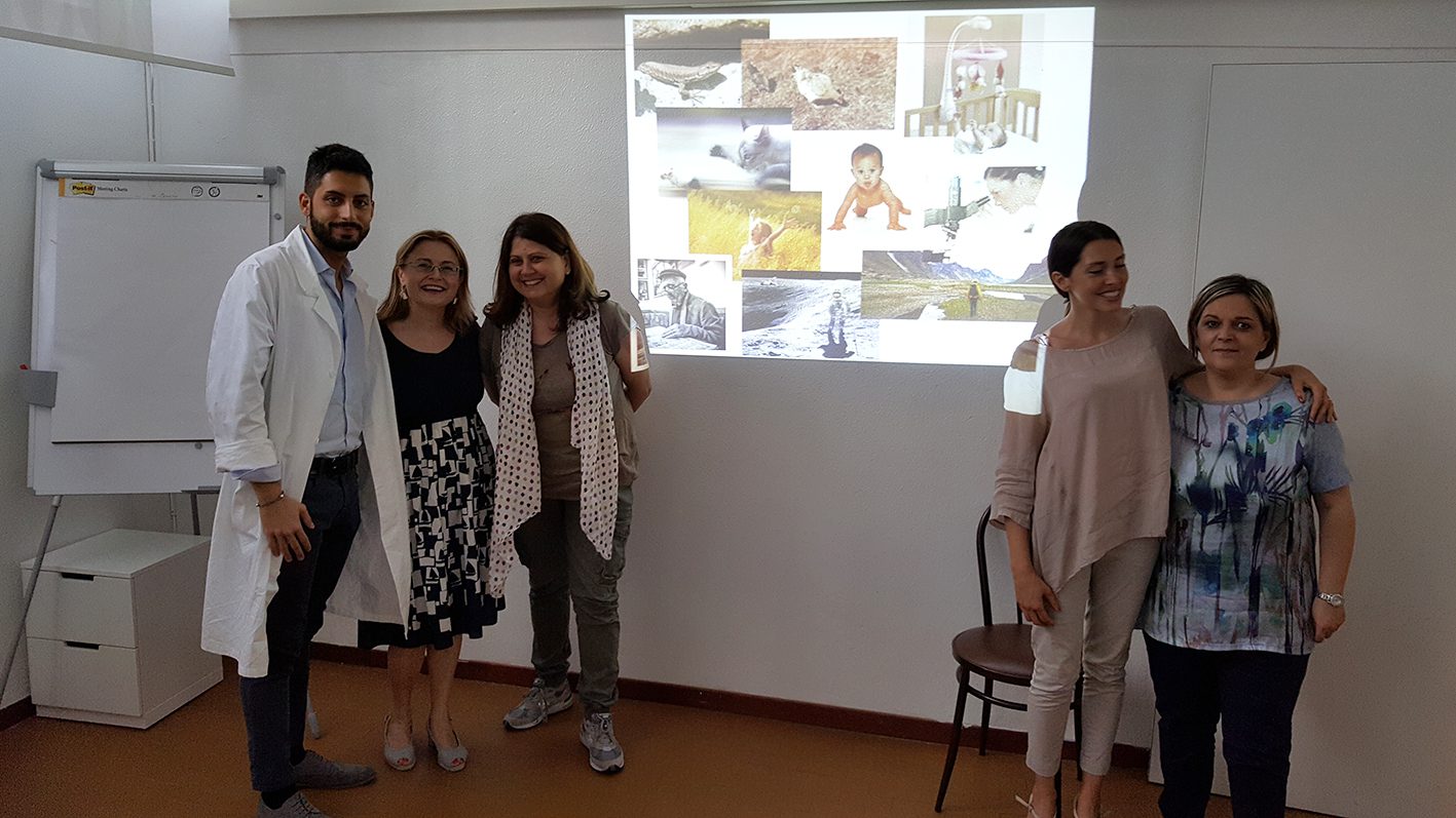 Un'immagine che ritrae design d'interni, pantaloni, in piedi, evento e vestito.