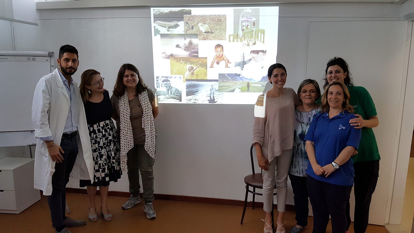 Un'immagine che ritrae viso, sorriso, pantaloni, design d'interni e in piedi.