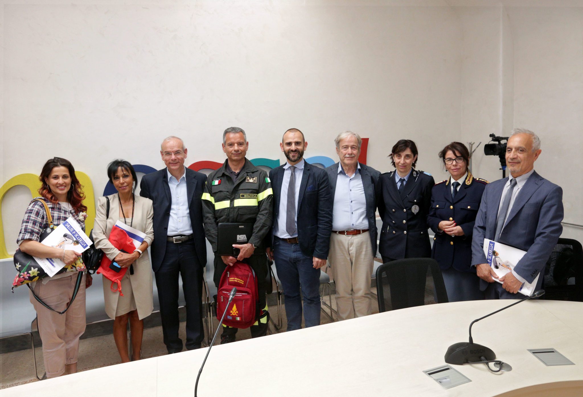 Un'immagine che ritrae pantaloni, capispalla, cappotto, cravatta e ufficiale.