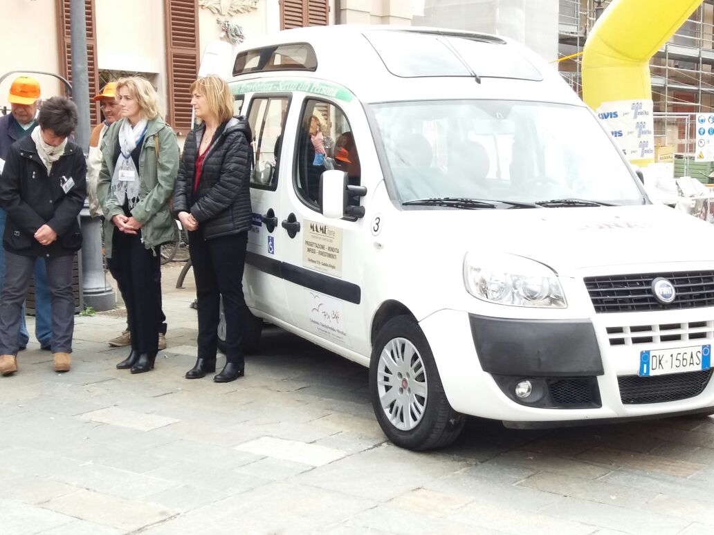 Un'immagine che ritrae veicolo a motore, veicolo commerciale leggero, esterno dell'auto, auto e furgone compatto.
