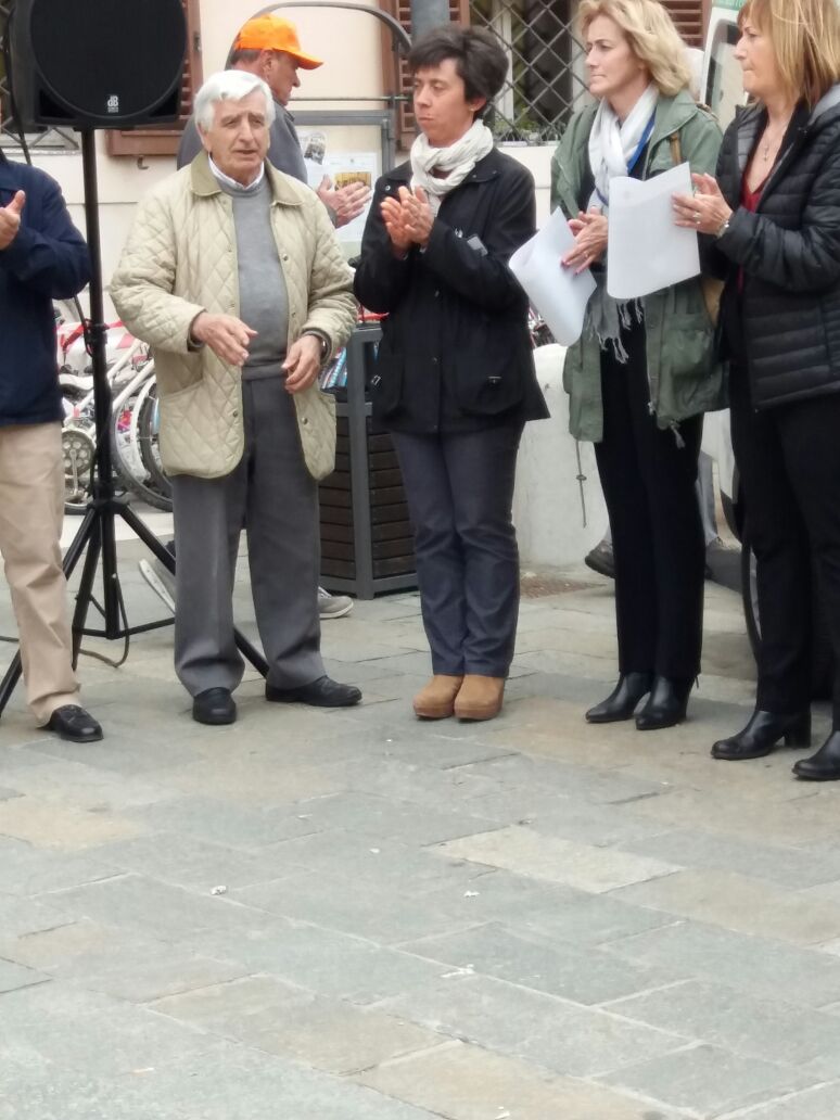 Un'immagine che ritrae persone, borsa, pantaloni, capispalla e scarpa.