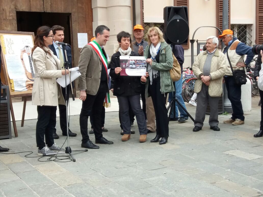 Un'immagine che ritrae scarpa, calzature, pantaloni, jeans e capispalla.
