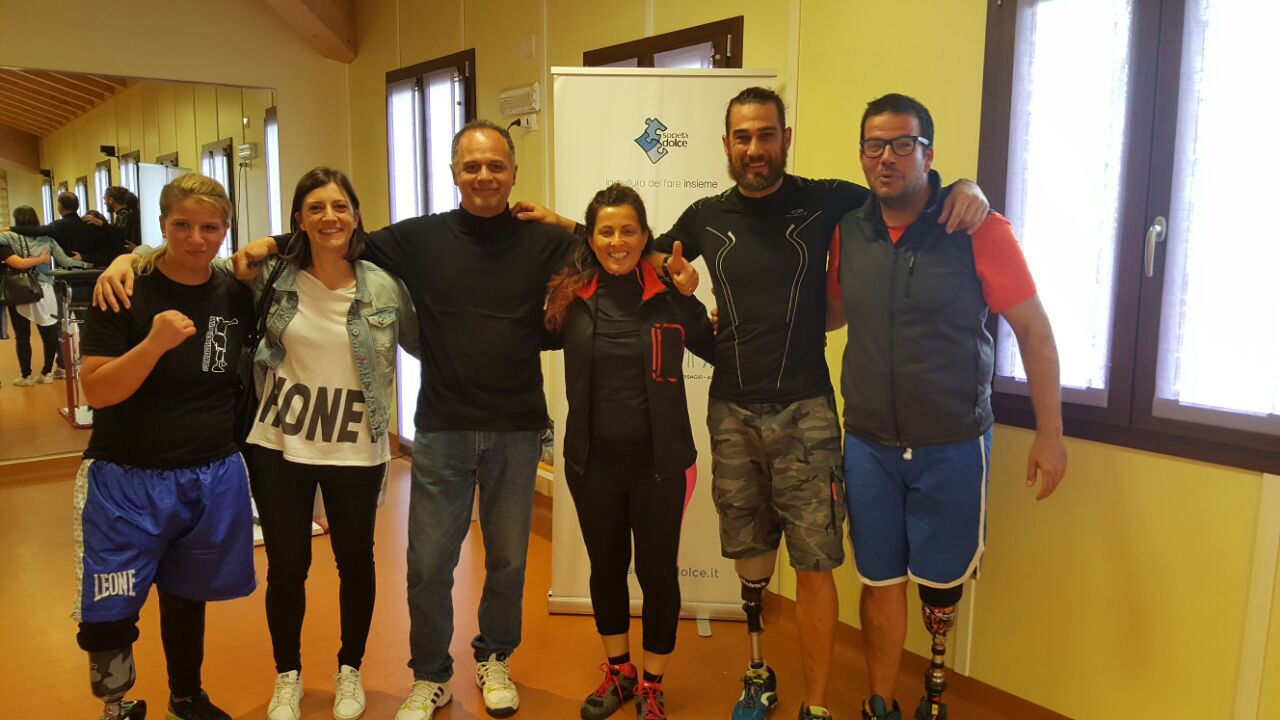 Un'immagine che ritrae sorriso, scarpa, pantaloni, gruppo sociale e scarpe da ginnastica.