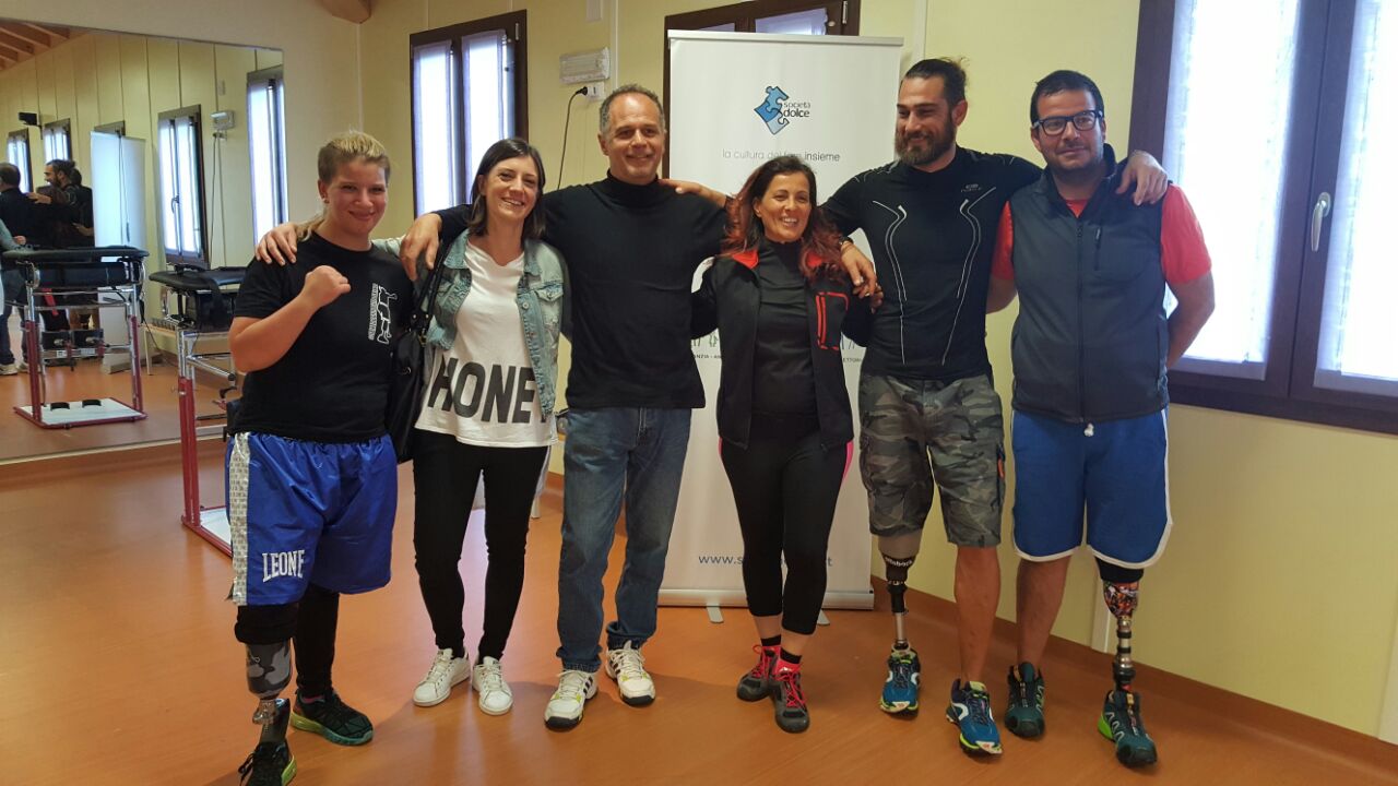 Un'immagine che ritrae sorriso, pantaloni, scarpa, scarpe da ginnastica e forma fisica.