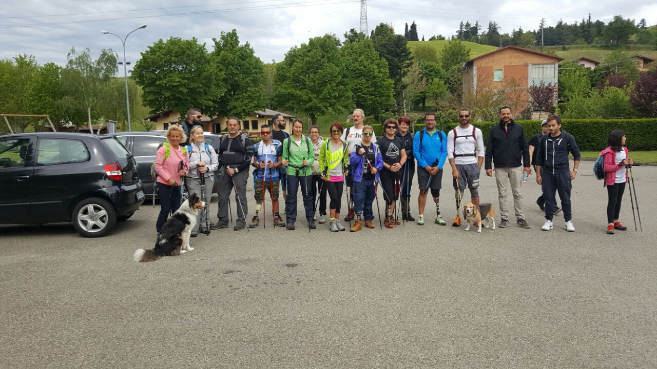 Un'immagine che ritrae calzature, gruppo sociale, ricreazione, tempo libero e divertimento.