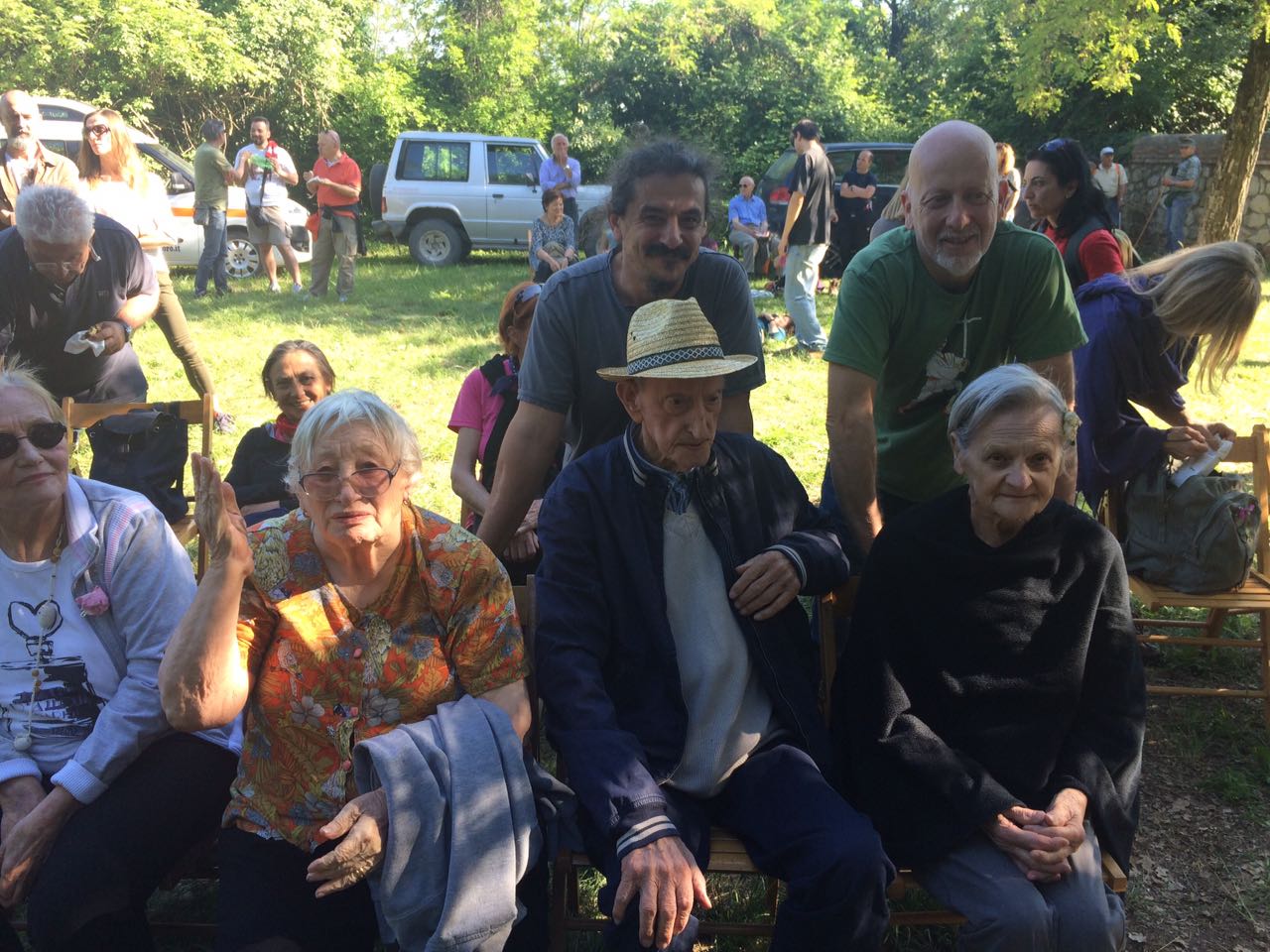 Un'immagine che ritrae persone, vestiario, camicia, gruppo sociale e comunità.
