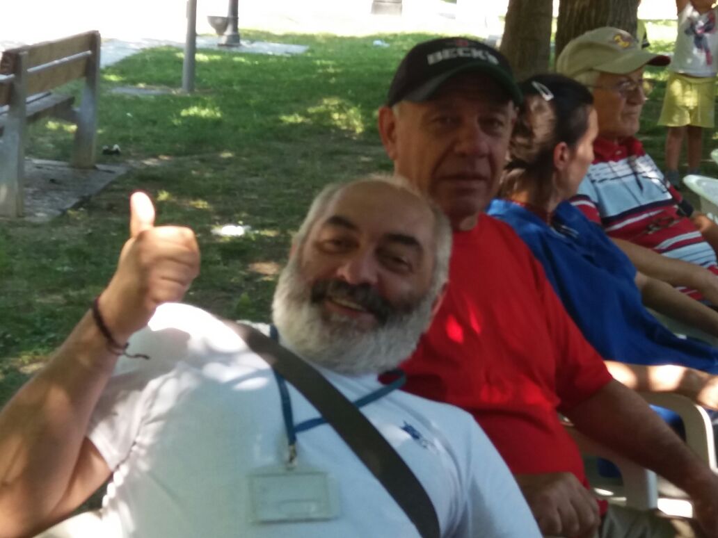 Un'immagine che ritrae viso, braccio, naso, mano e maglietta.