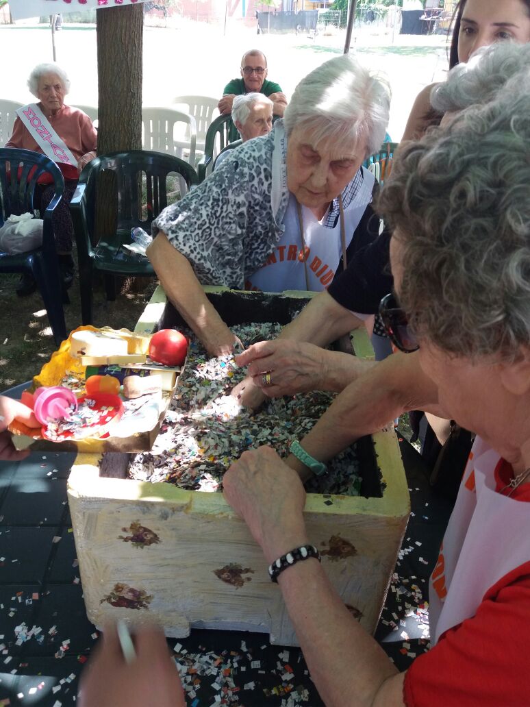 Un'immagine che ritrae comunità, cibo, occhiali da sole, sedia e produrre.