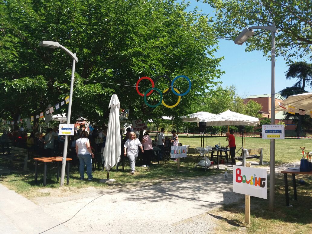 Un'immagine che ritrae ricreazione, spazio pubblico, tempo libero, palo e parco.