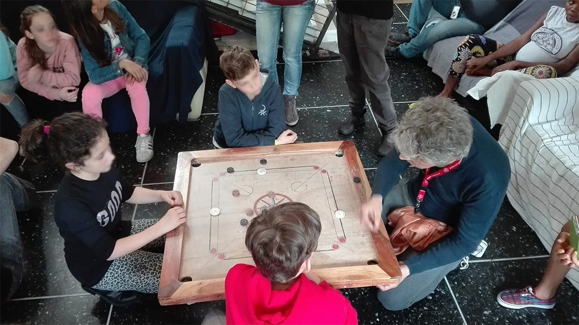 Un'immagine che ritrae giochi e sport al coperto, mano, ricreazione, gioco e dito.