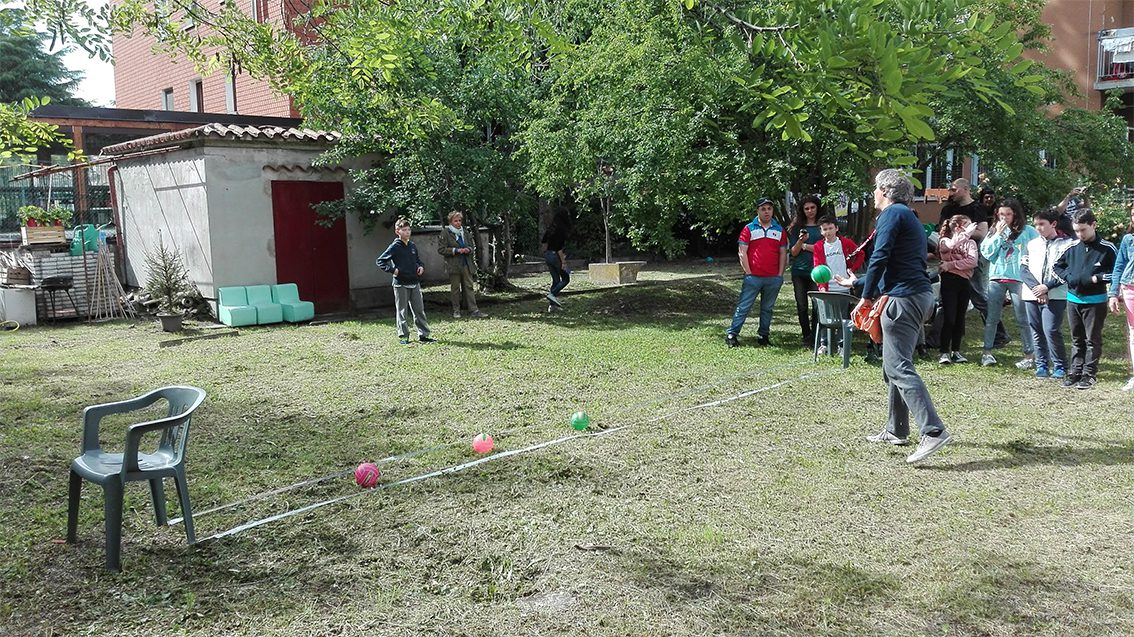 Un'immagine che ritrae ricreazione, comunità, jeans, gioco e spazio pubblico.