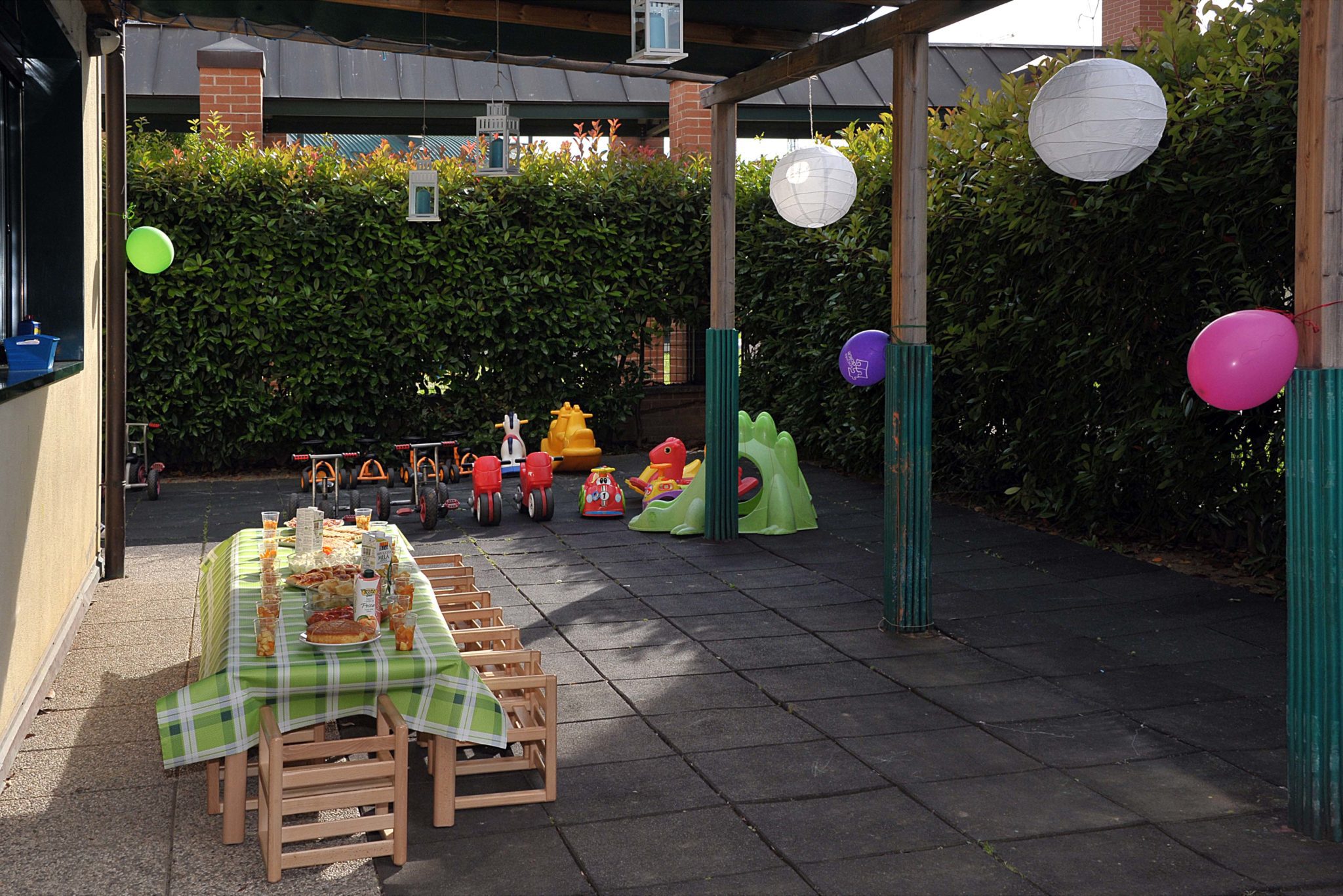 Un'immagine che ritrae forniture per feste, palloncino, ombra, cortile e giocattolo.