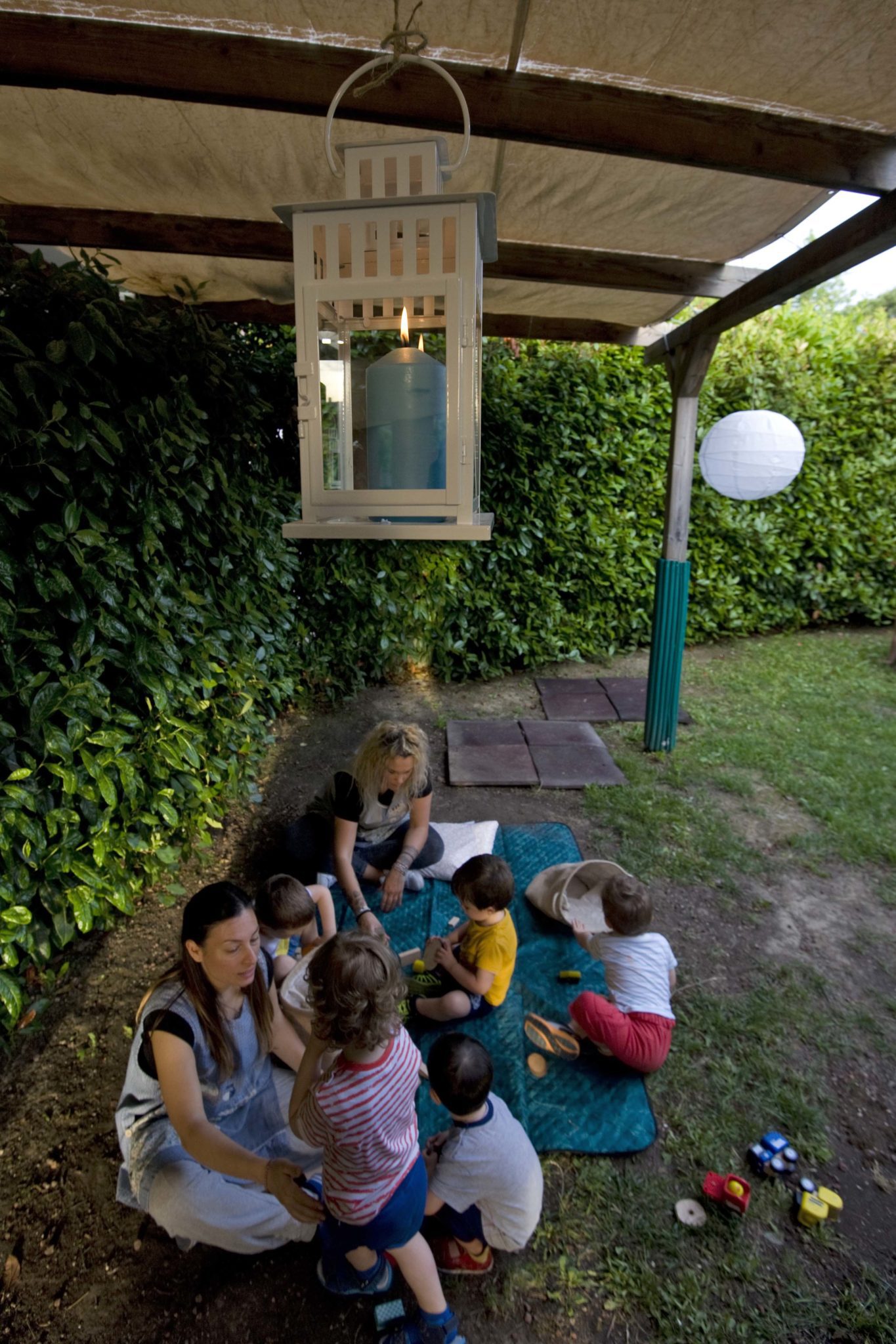 Un'immagine che ritrae ricreazione, tempo libero, bambino, giardino e cortile.