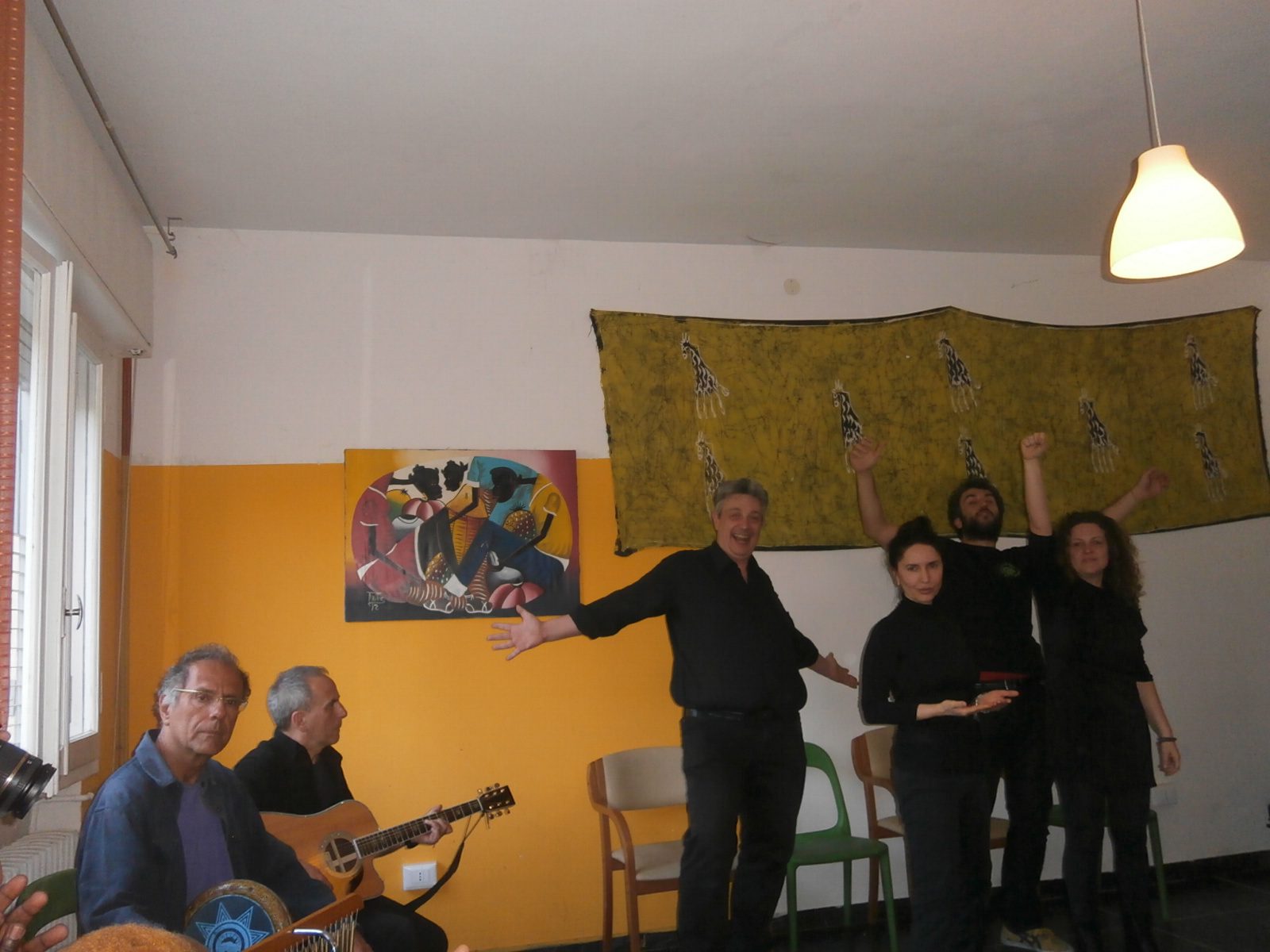 Un'immagine che ritrae pantaloni, mobilia, sedia, camera e condivisione.