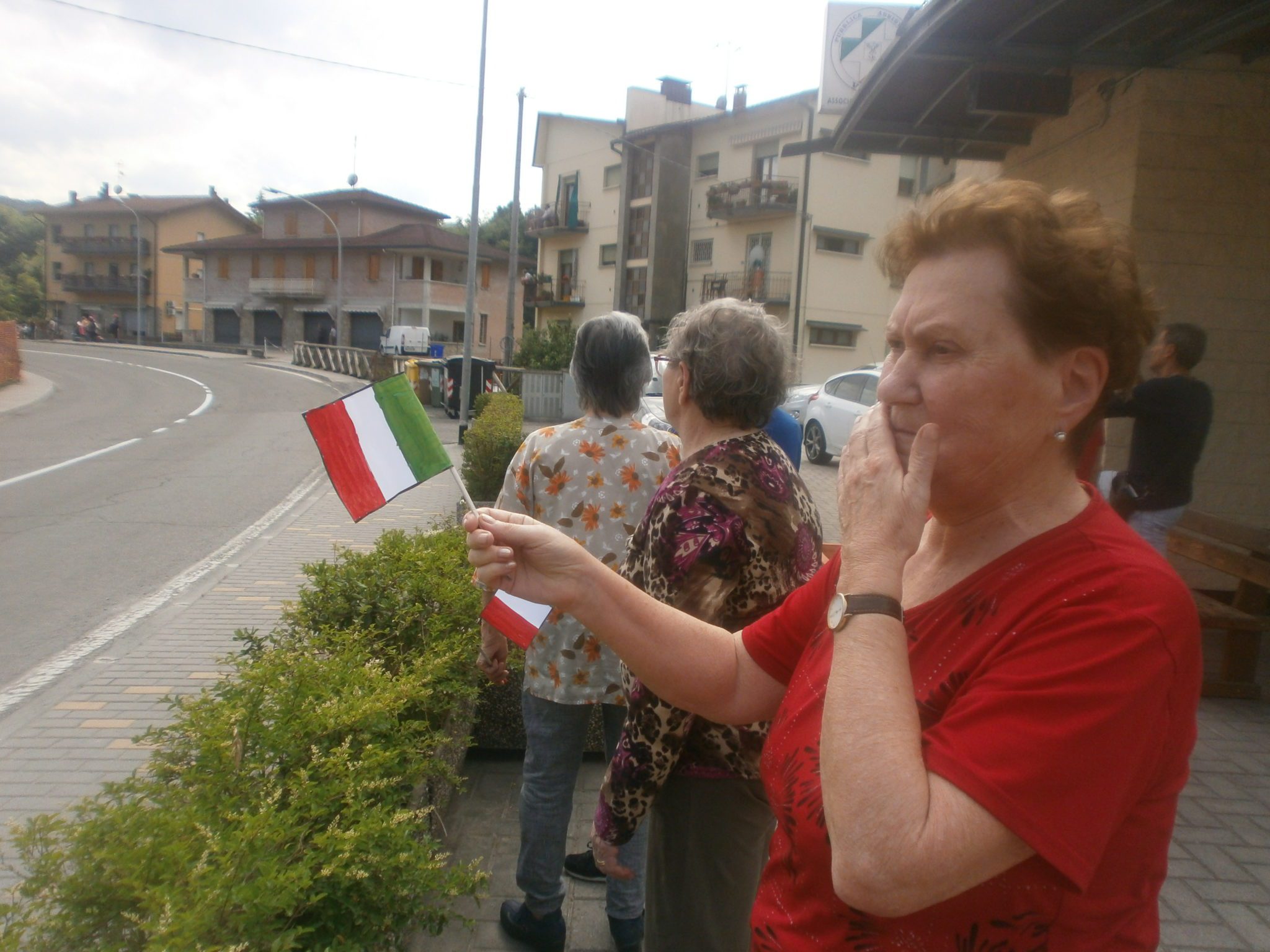 Un'immagine che ritrae pedonale, a piedi, bandiera e vacanza.